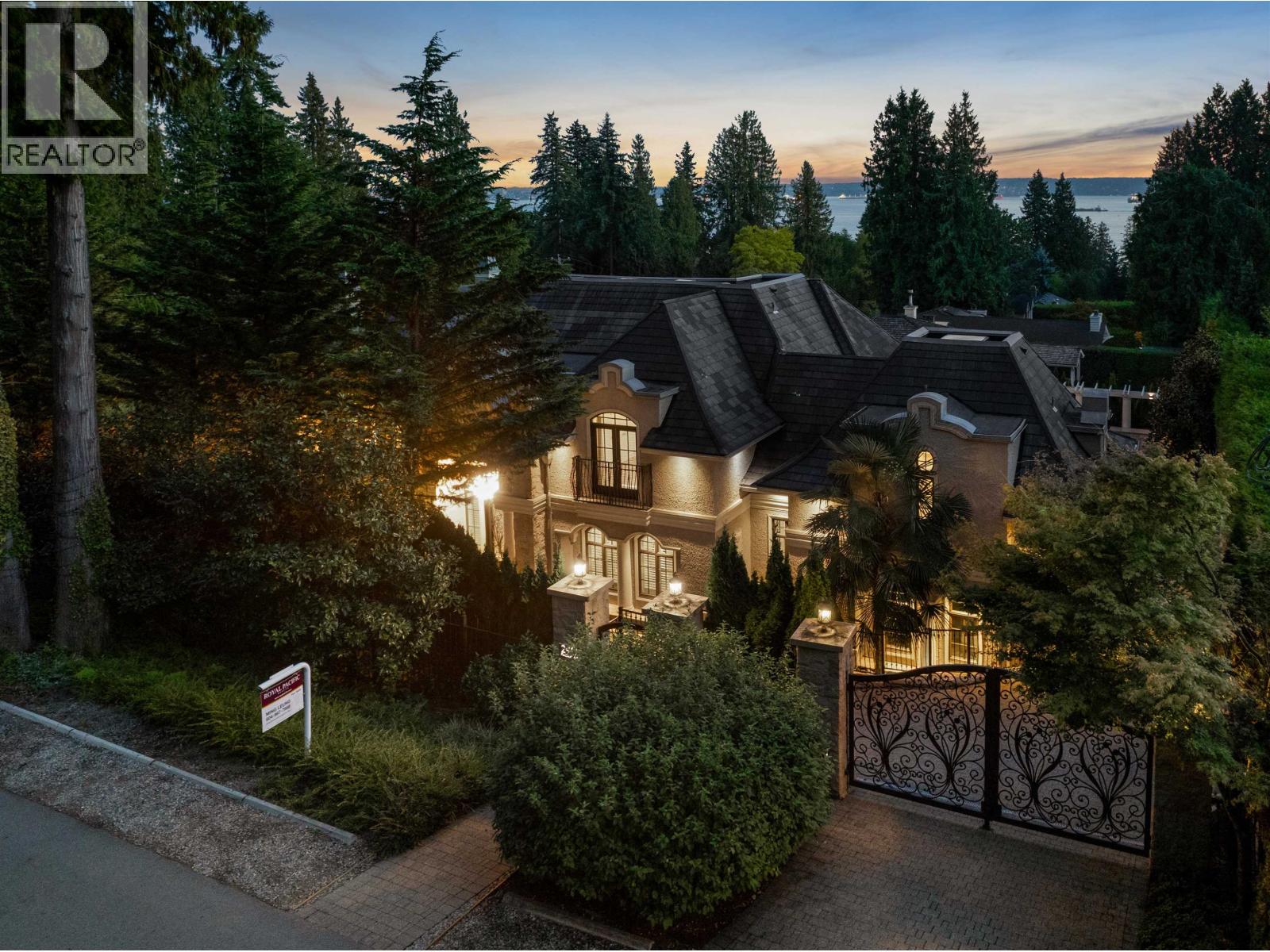 2912 Mathers Avenue, West Vancouver, British Columbia V7V 2K1 - Photo 3 - R3109156