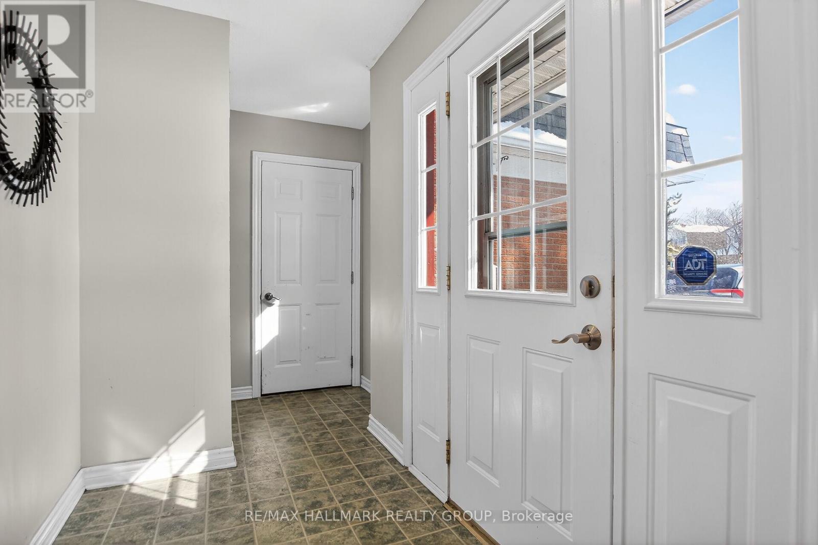 37 Priam Way, Ottawa, Ontario  K2H 8S7 - Photo 2 - X12977830