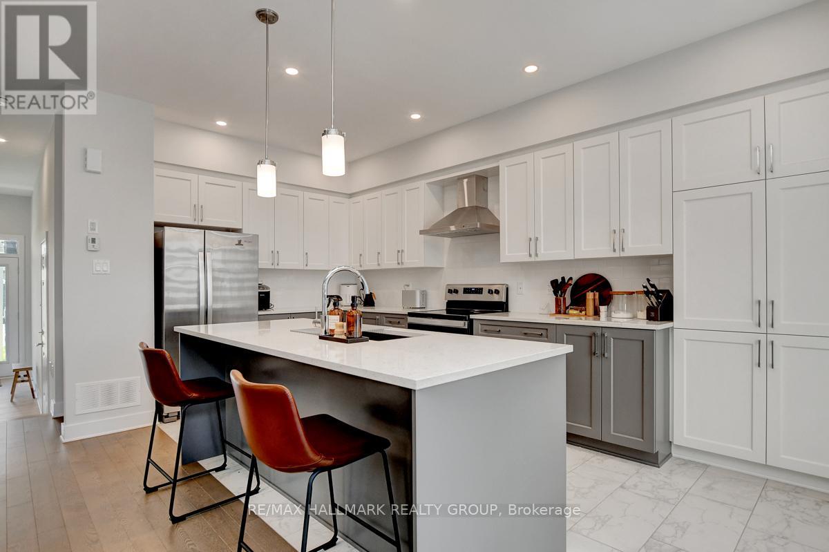 927 Omagaki Way, Ottawa, Ontario  K1X 0J2 - Photo 2 - X12977868