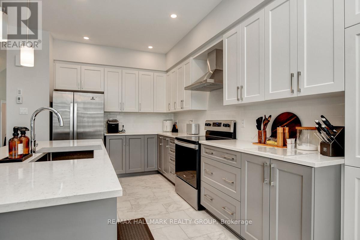 927 Omagaki Way, Ottawa, Ontario  K1X 0J2 - Photo 3 - X12977868