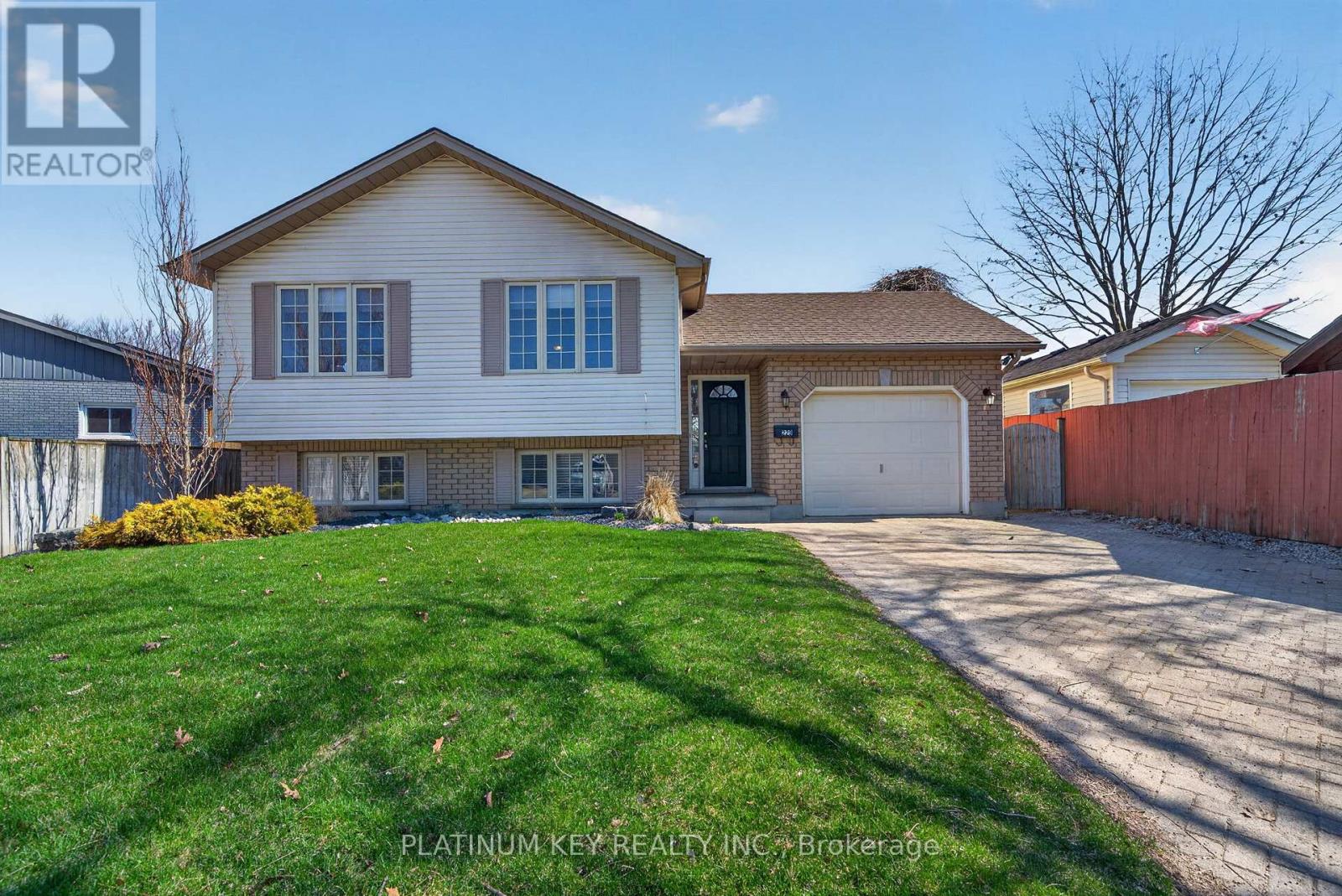 229 Southfield Drive, Strathroy-Caradoc, Ontario  N7G 3V3 - Photo 2 - X12976580