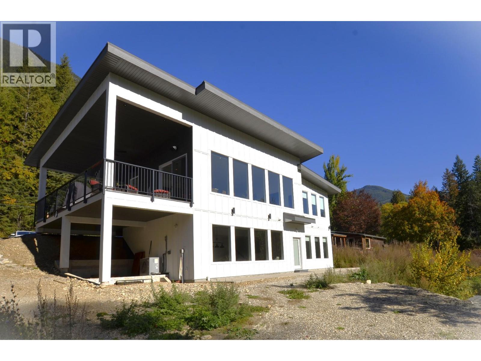 5916 Ferguson Frontage Road, Malakwa, British Columbia