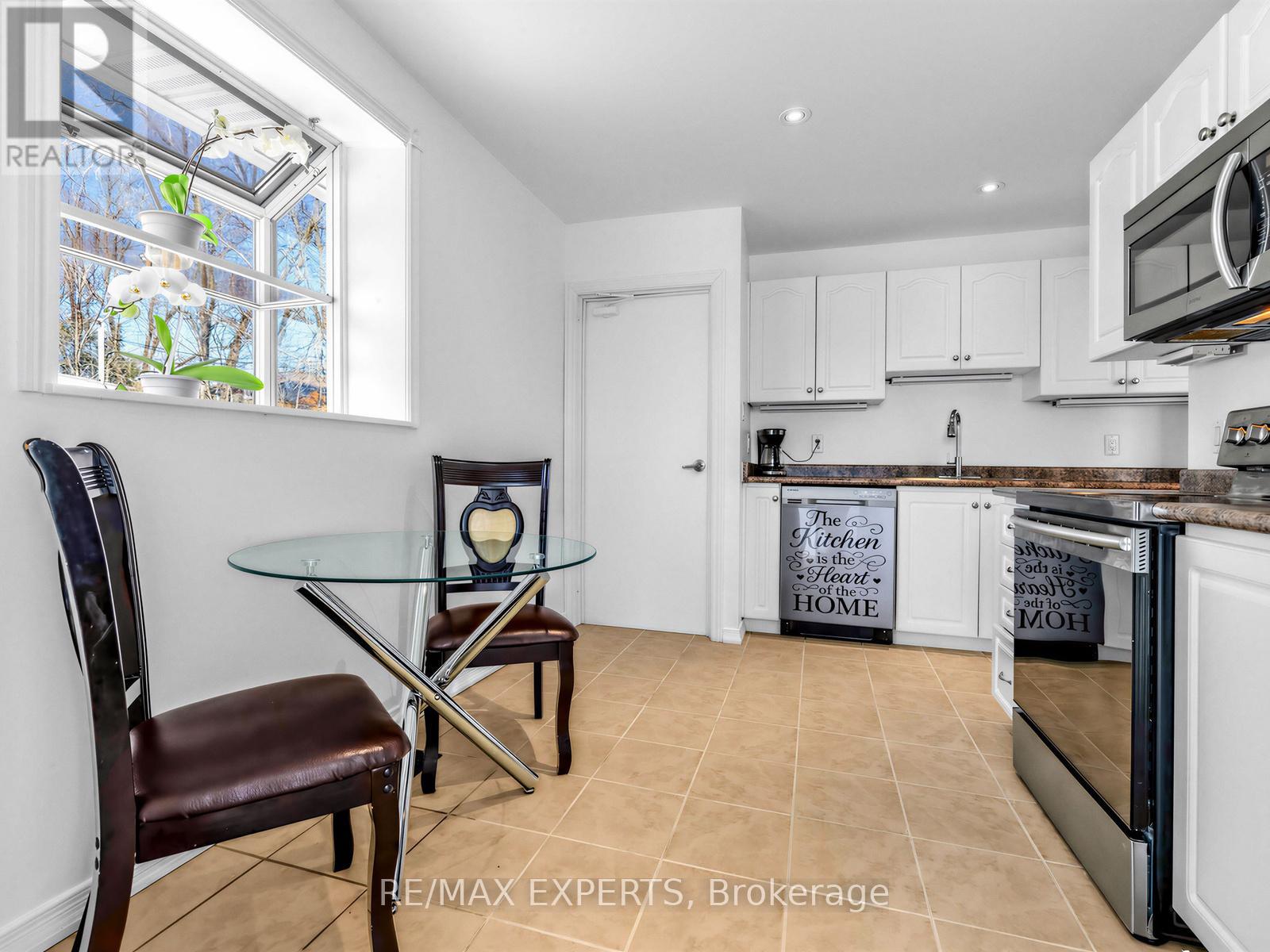 126 Longford Drive, Newmarket, Ontario  L3Y 2Y5 - Photo 10 - N12977768