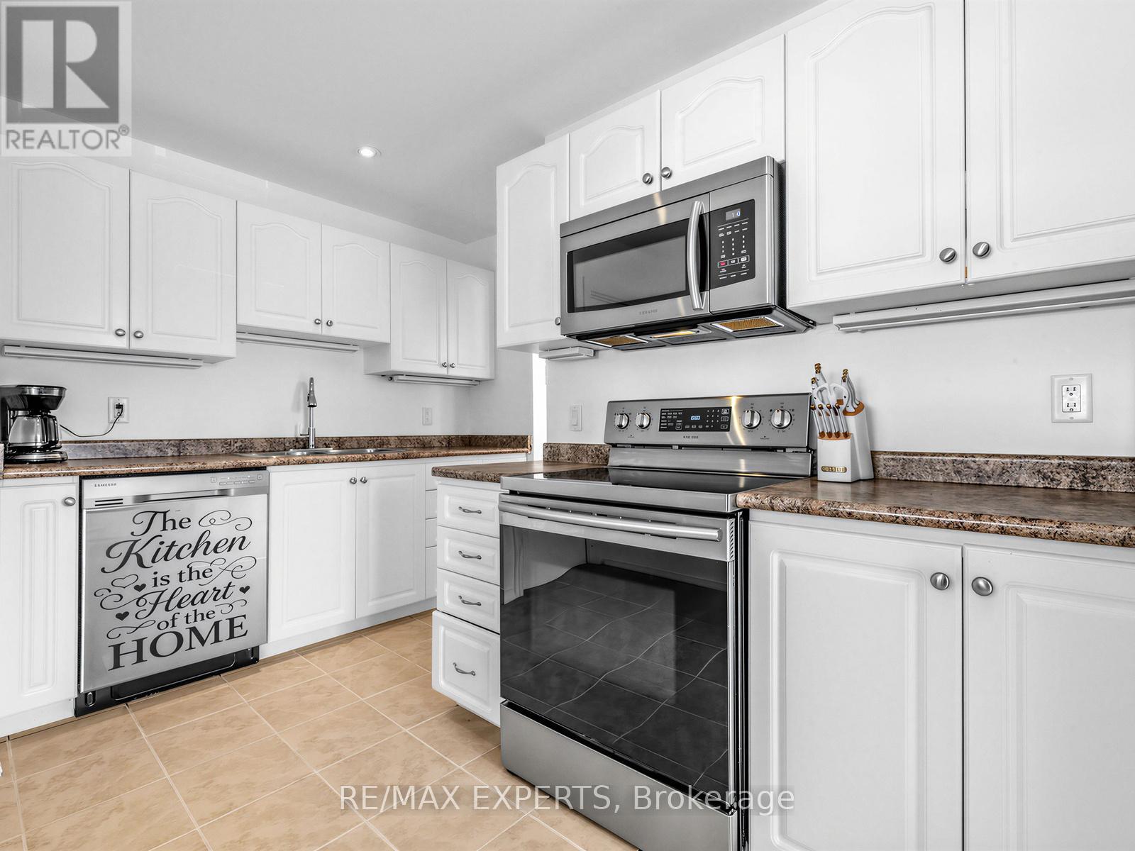 126 Longford Drive, Newmarket, Ontario  L3Y 2Y5 - Photo 11 - N12977768