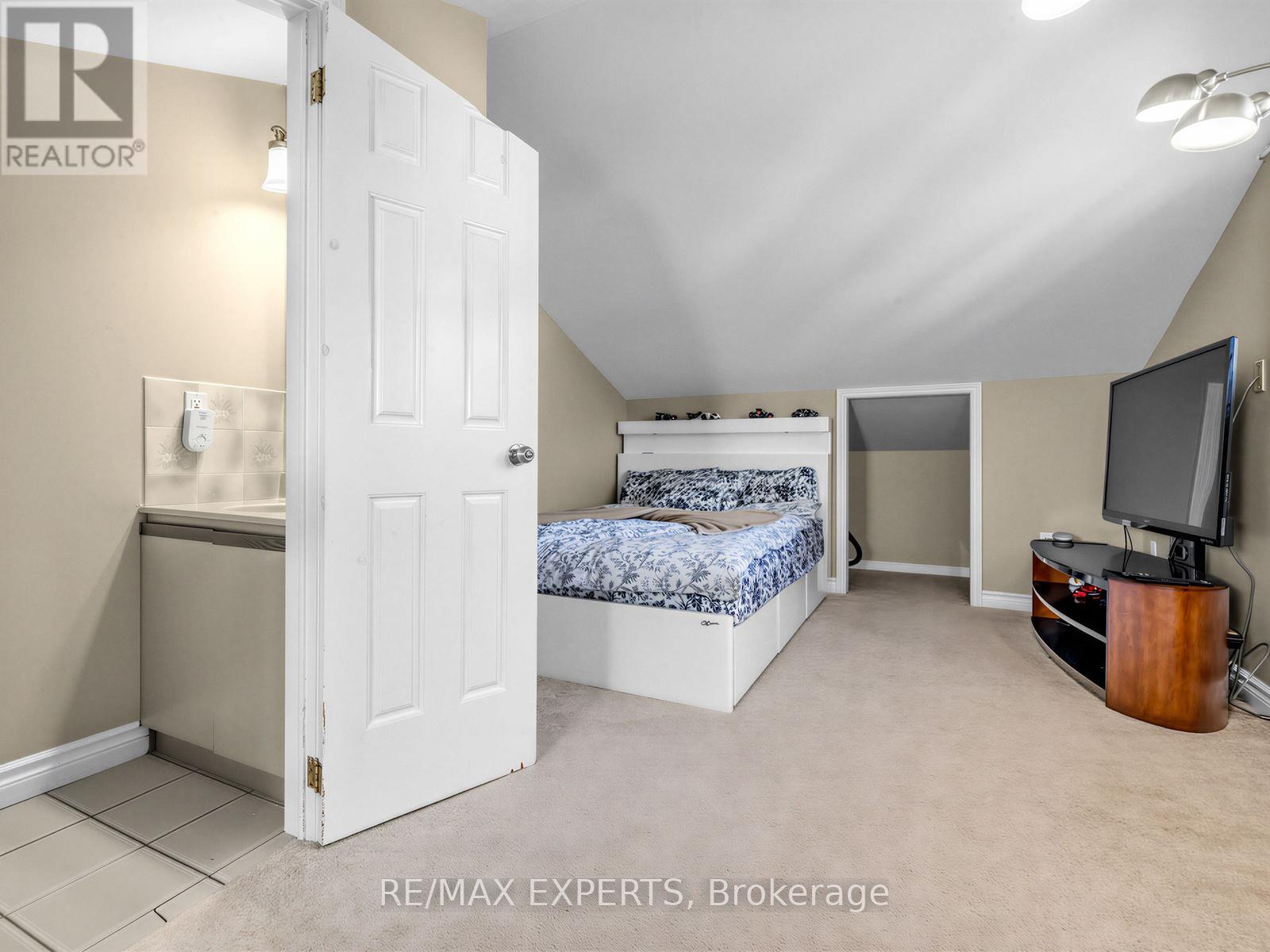 126 Longford Drive, Newmarket, Ontario  L3Y 2Y5 - Photo 19 - N12977768