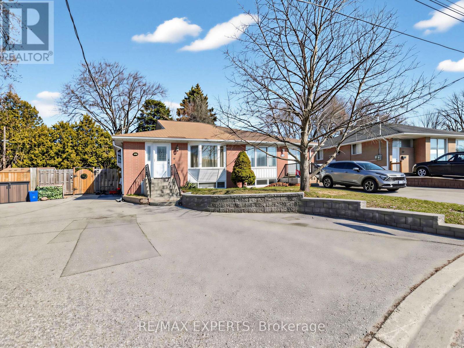 126 Longford Drive, Newmarket, Ontario  L3Y 2Y5 - Photo 2 - N12977768