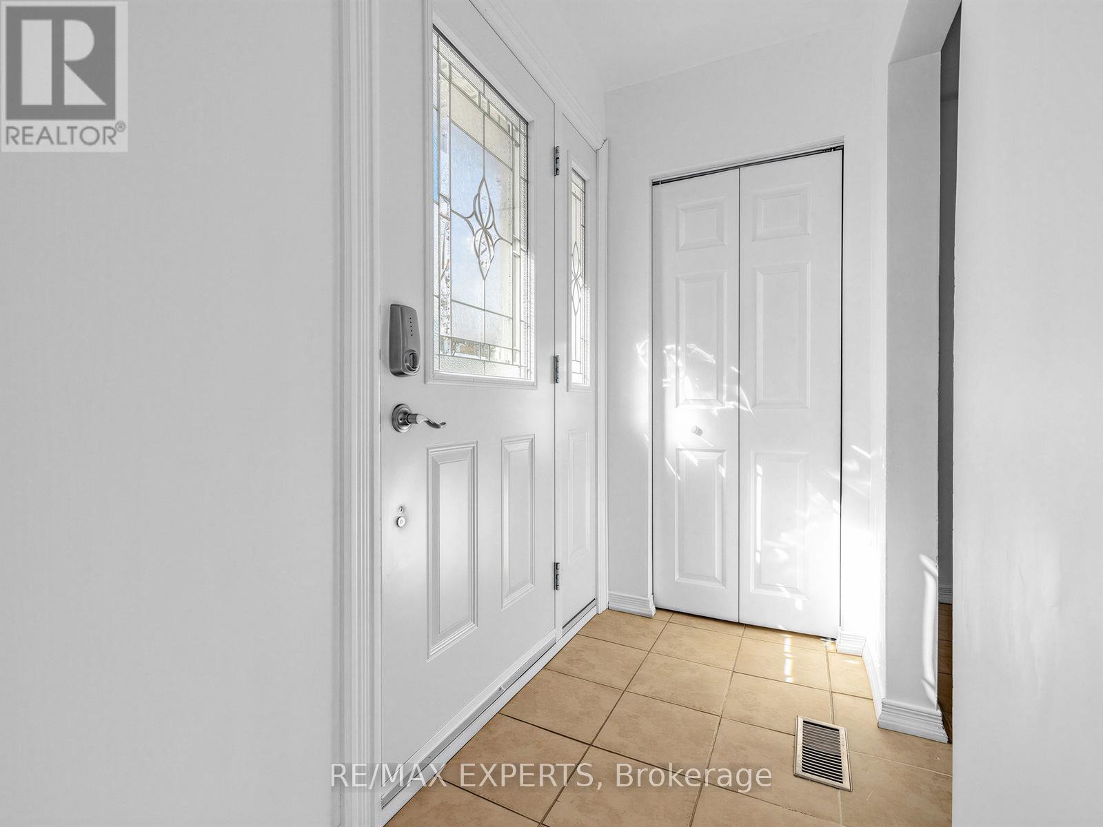 126 Longford Drive, Newmarket, Ontario  L3Y 2Y5 - Photo 3 - N12977768