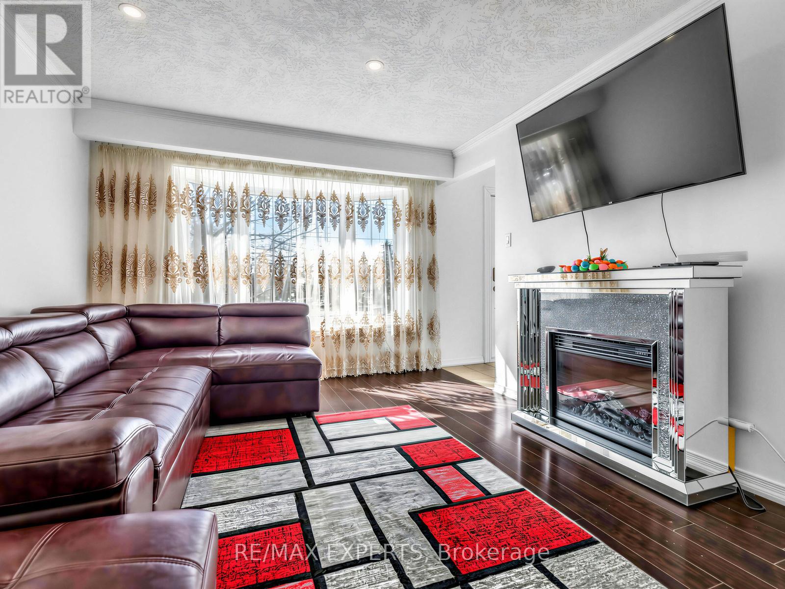 126 Longford Drive, Newmarket, Ontario  L3Y 2Y5 - Photo 4 - N12977768