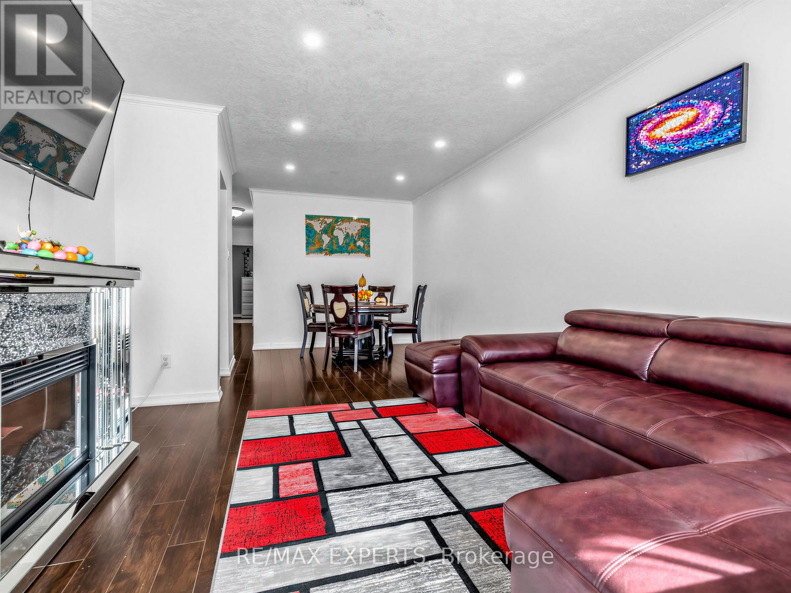 126 Longford Drive, Newmarket, Ontario  L3Y 2Y5 - Photo 5 - N12977768