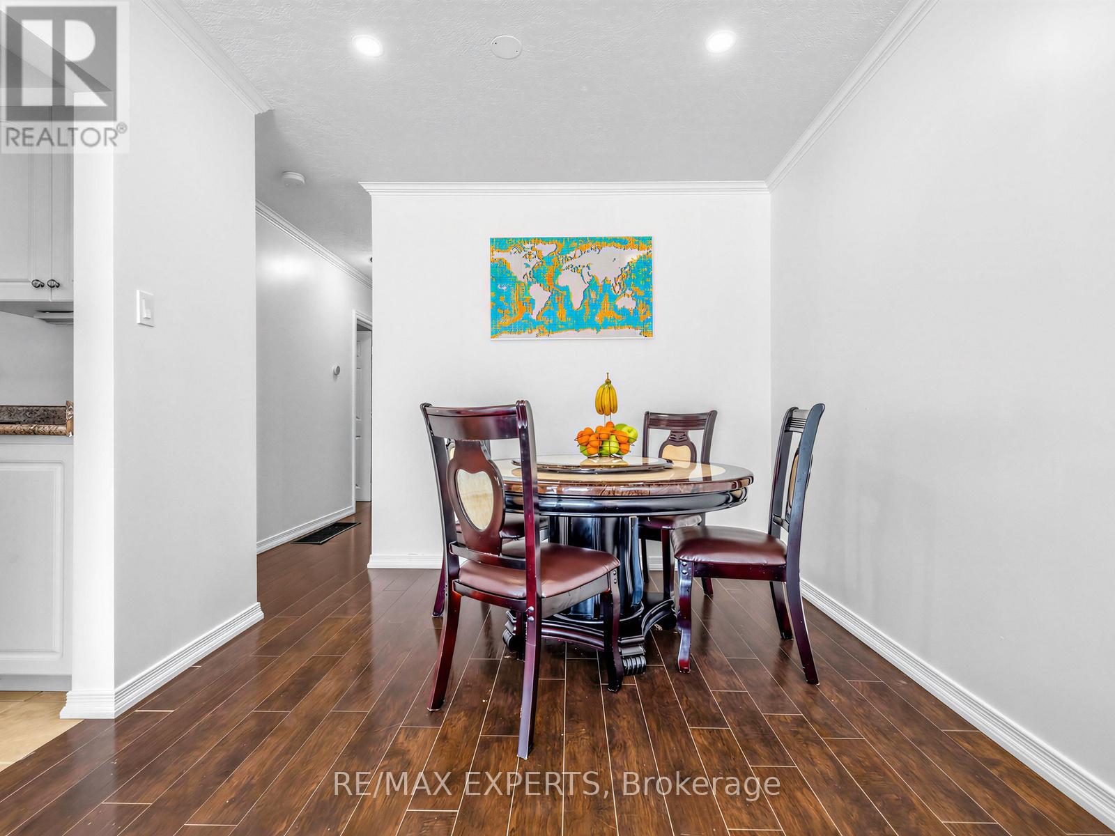 126 Longford Drive, Newmarket, Ontario  L3Y 2Y5 - Photo 6 - N12977768