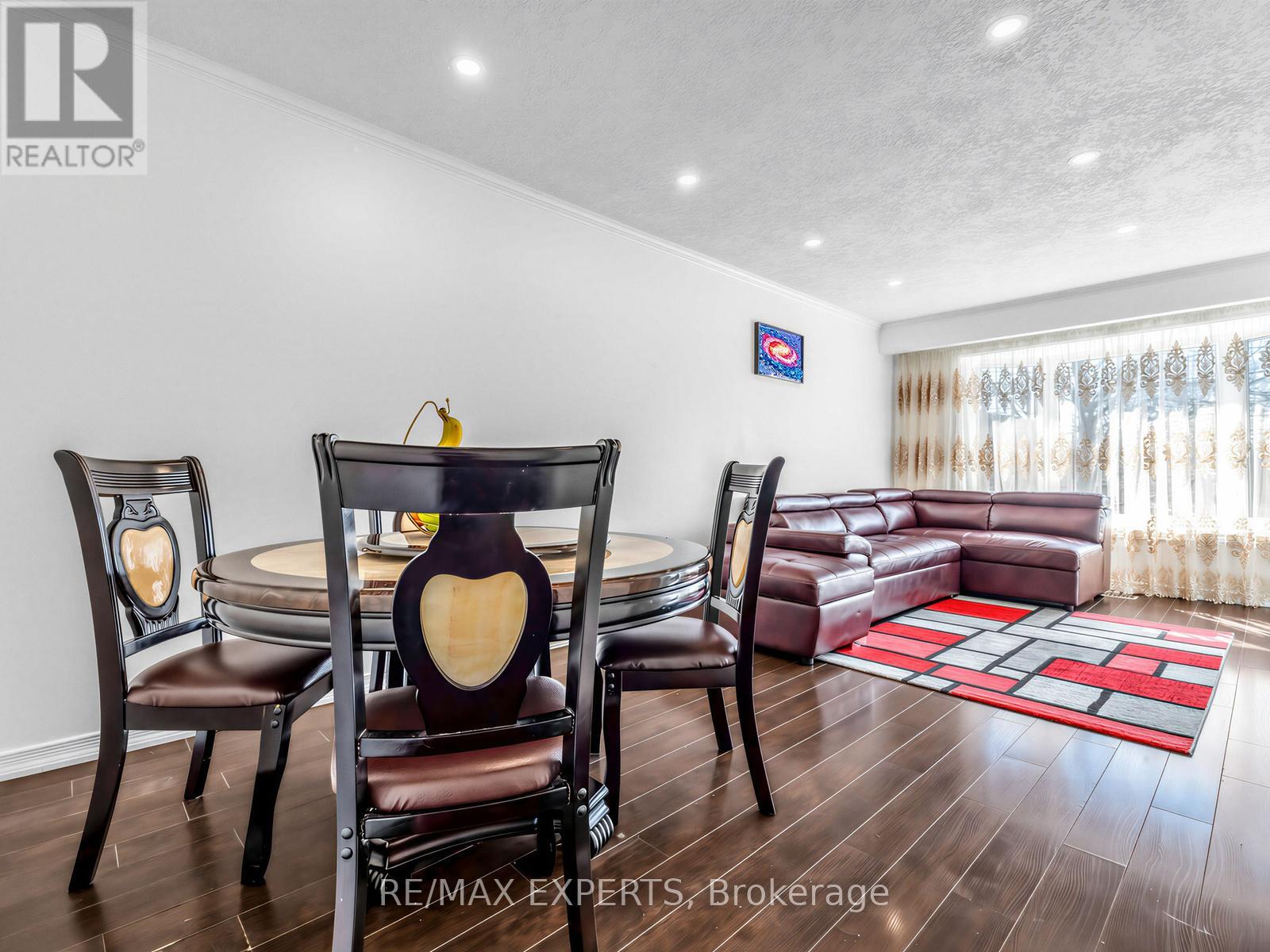 126 Longford Drive, Newmarket, Ontario  L3Y 2Y5 - Photo 7 - N12977768