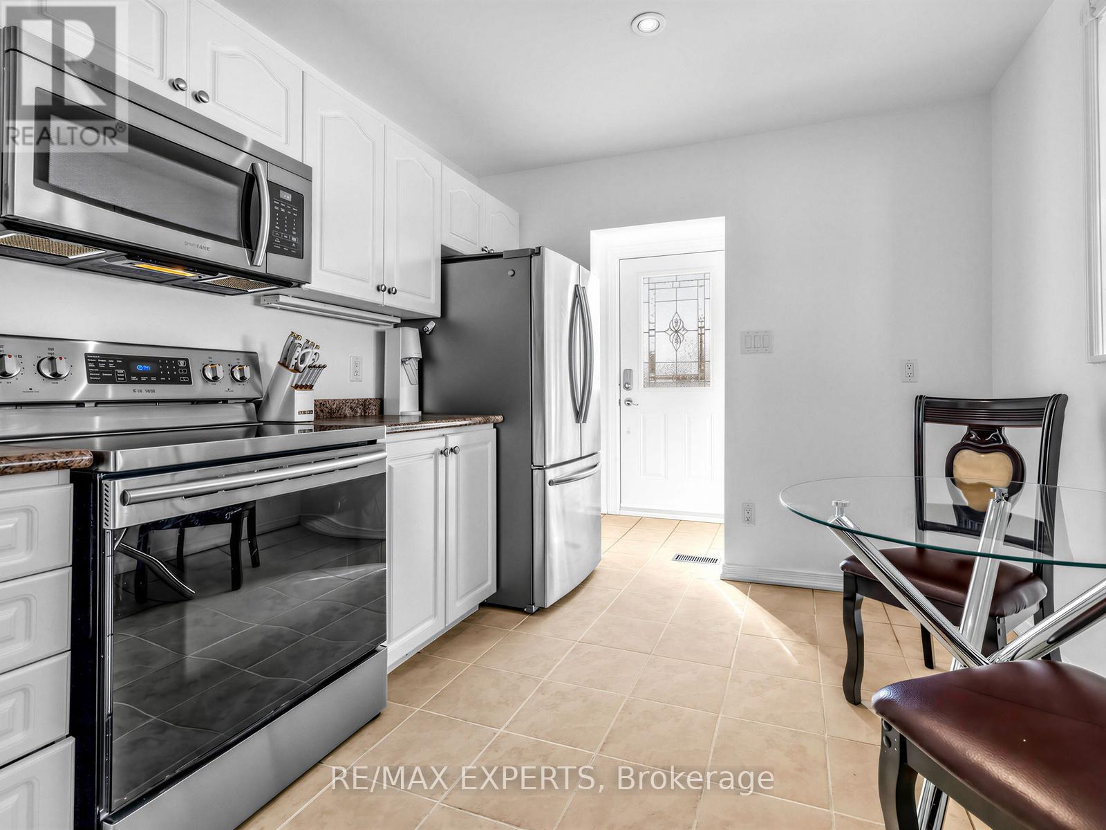 126 Longford Drive, Newmarket, Ontario  L3Y 2Y5 - Photo 8 - N12977768