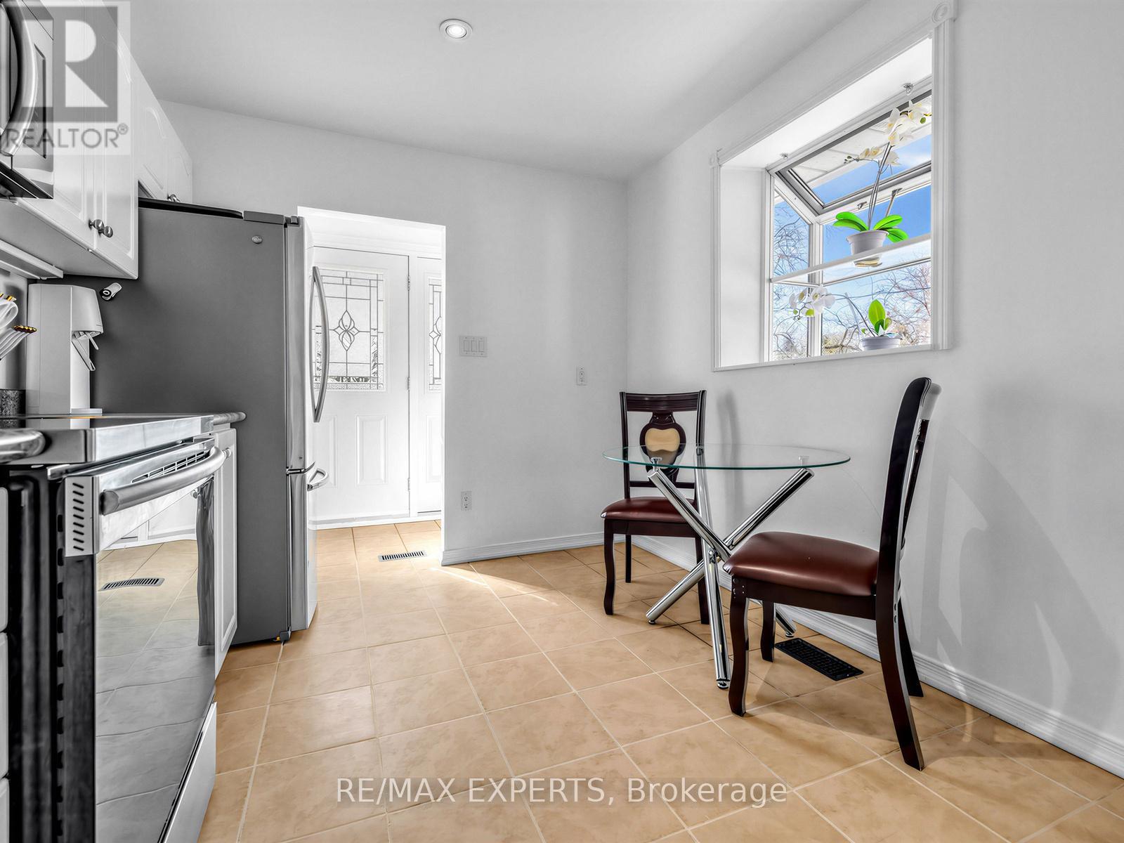 126 Longford Drive, Newmarket, Ontario  L3Y 2Y5 - Photo 9 - N12977768