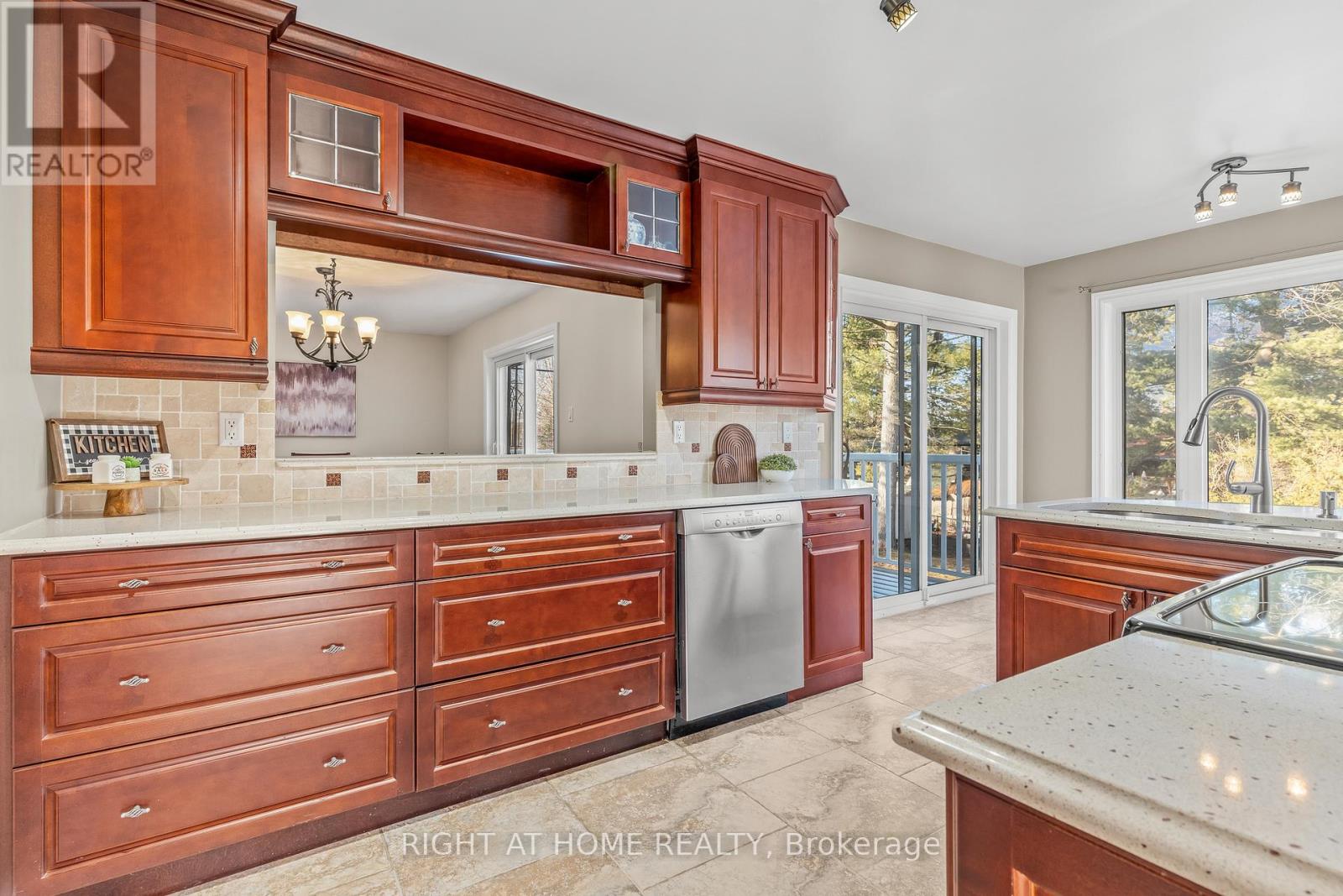 41 Forest Wood Drive, Essa, Ontario  L3W 0J8 - Photo 5 - N12977890