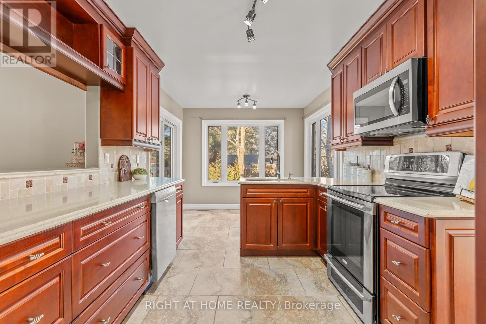 41 Forest Wood Drive, Essa, Ontario  L3W 0J8 - Photo 6 - N12977890