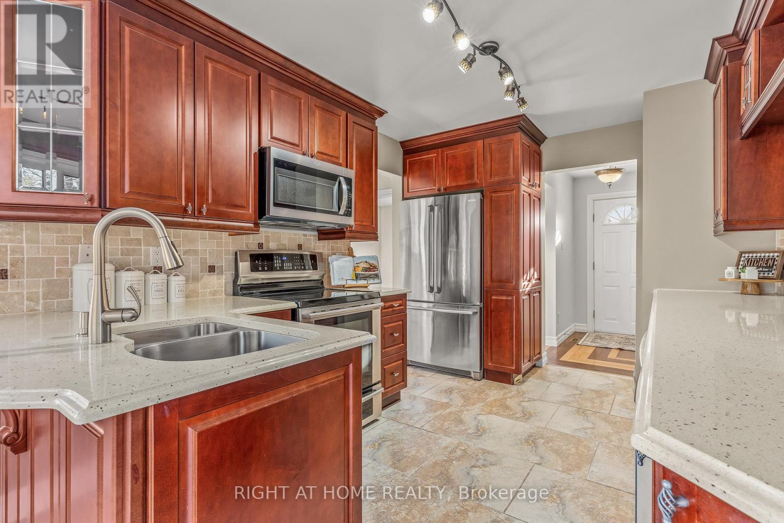 41 Forest Wood Drive, Essa, Ontario  L3W 0J8 - Photo 7 - N12977890