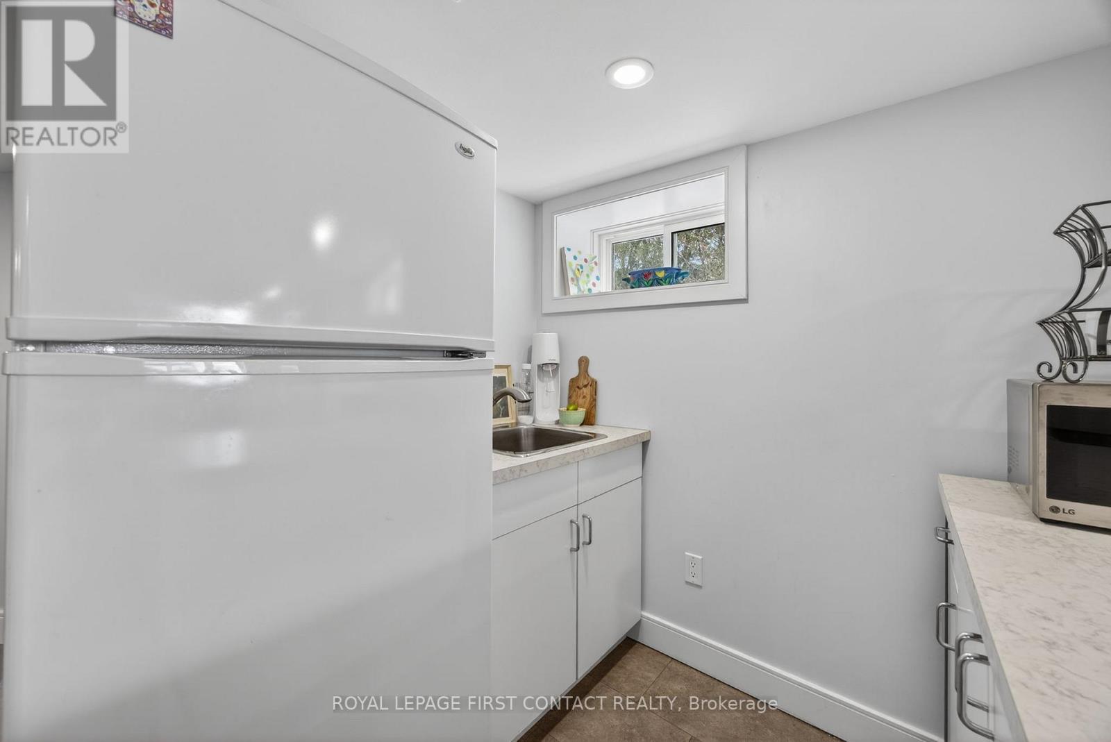 162 Kempenfelt Drive, Barrie (North Shore), Ontario  L4M 1C2 - Photo 35 - S12977824