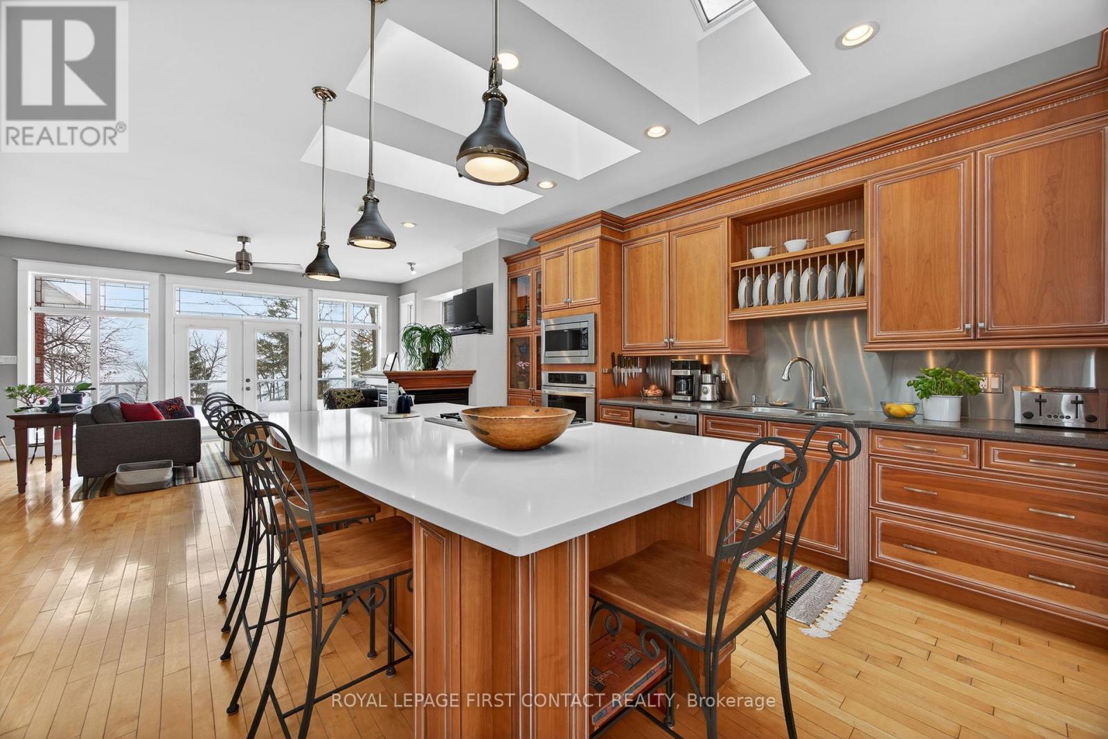 162 Kempenfelt Drive, Barrie (North Shore), Ontario  L4M 1C2 - Photo 6 - S12977824