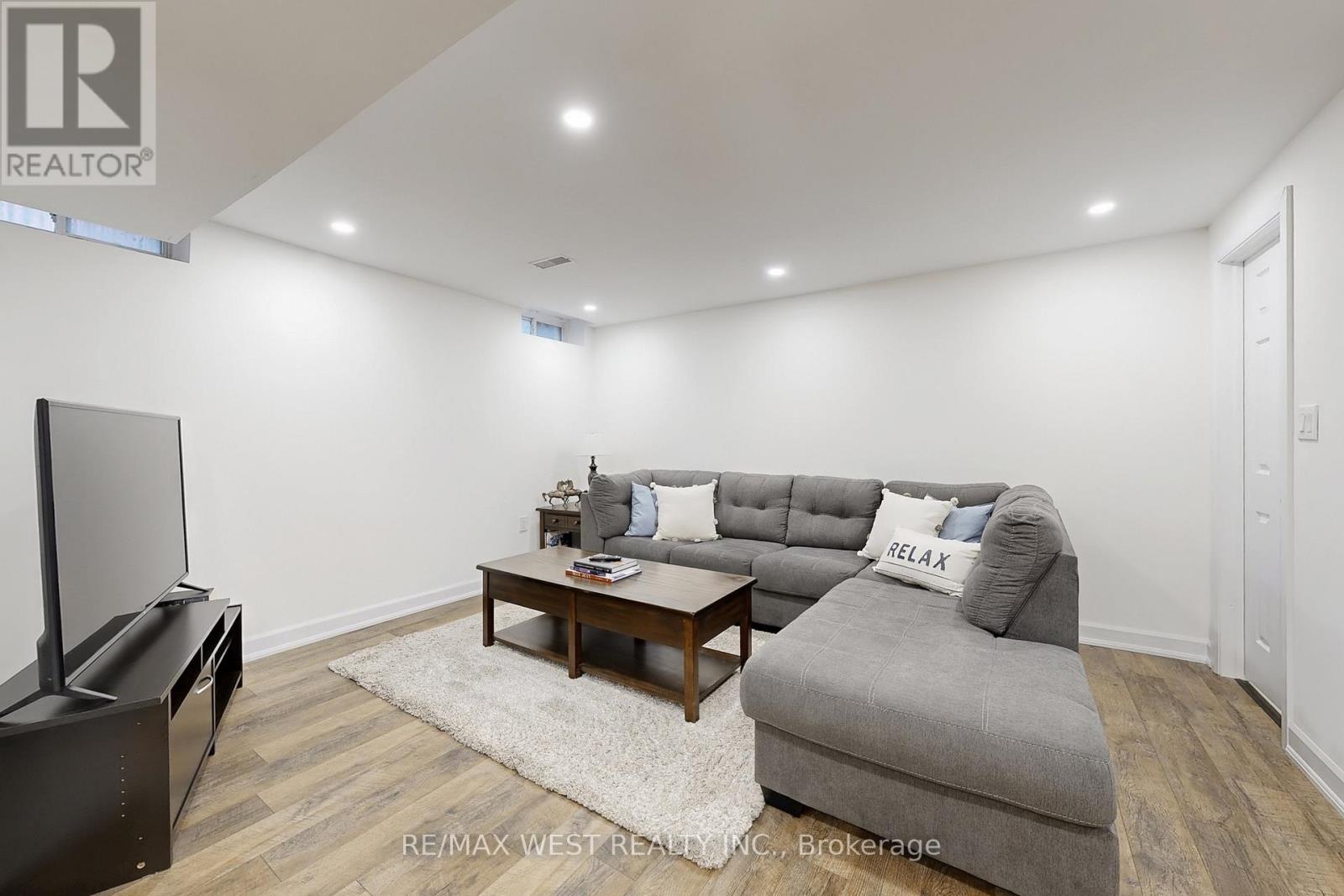 303 King Street E, East Gwillimbury, Ontario  L0G 1M0 - Photo 3 - N12977010