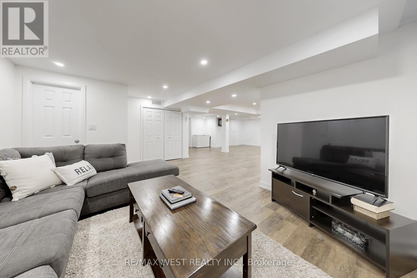 303 King Street E, East Gwillimbury, Ontario  L0G 1M0 - Photo 4 - N12977010