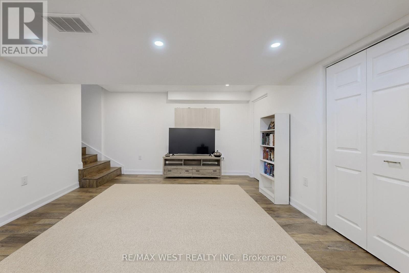 303 King Street E, East Gwillimbury, Ontario  L0G 1M0 - Photo 5 - N12977010