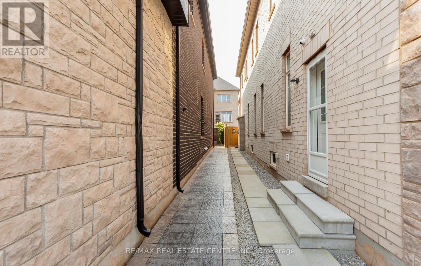 9 Rolling Acres Drive, Brampton, Ontario  L6X 5P3 - Photo 42 - W12977772