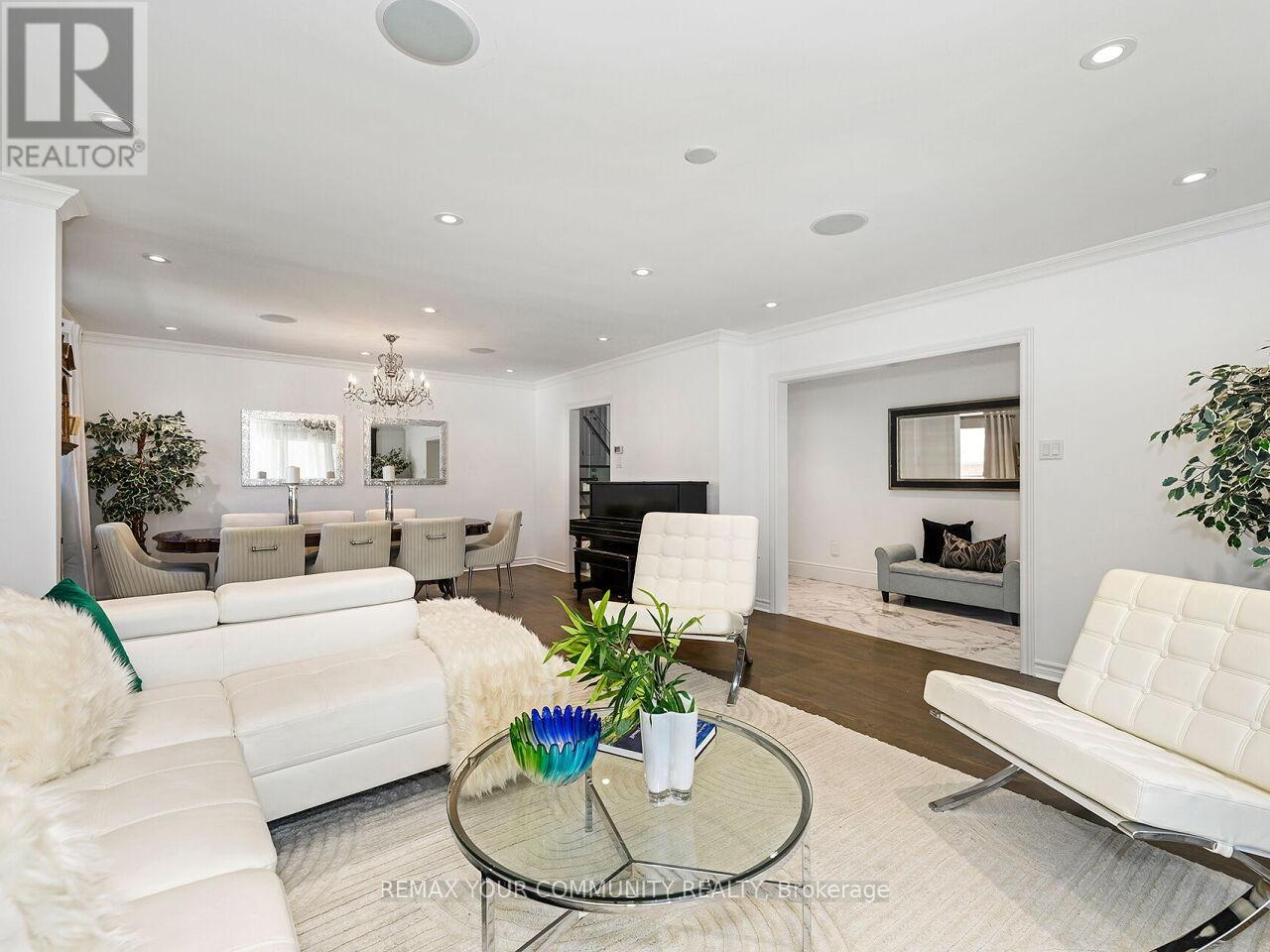 239 Wincott Drive, Toronto, Ontario  M9R 2R6 - Photo 10 - W12977792