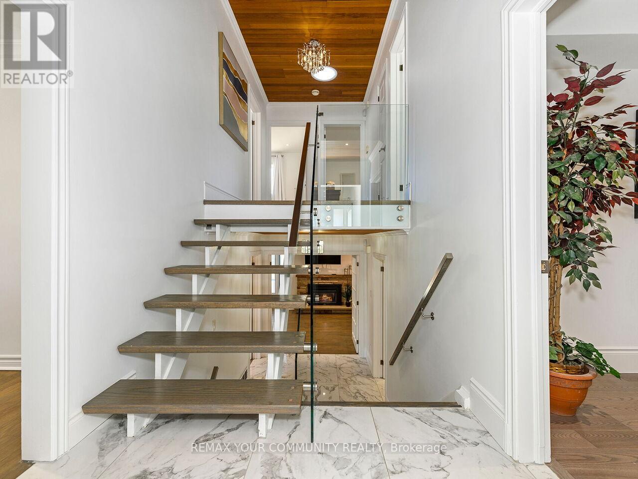 239 Wincott Drive, Toronto, Ontario  M9R 2R6 - Photo 16 - W12977792