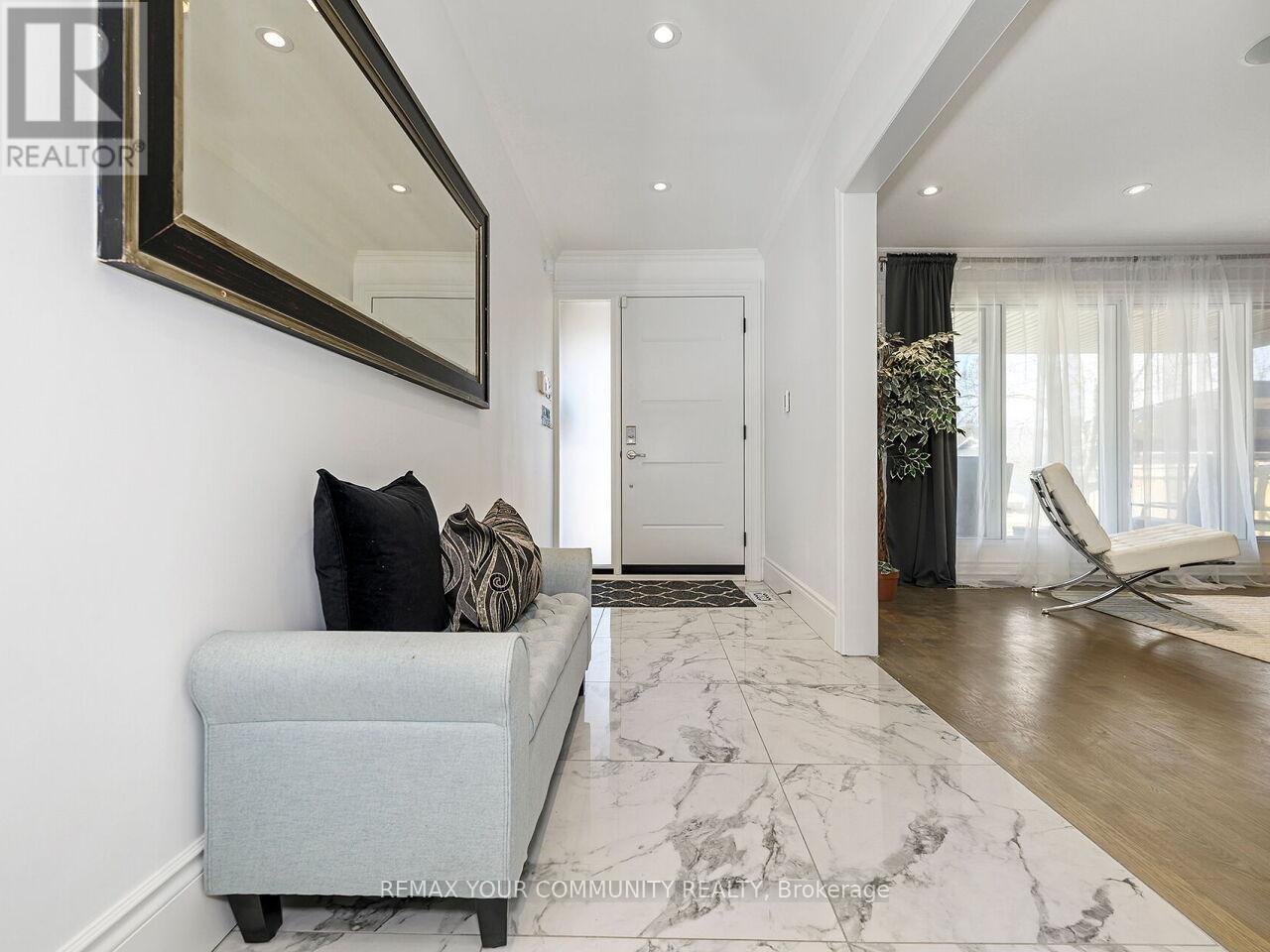 239 Wincott Drive, Toronto, Ontario  M9R 2R6 - Photo 7 - W12977792