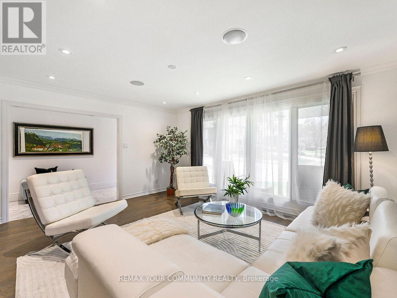 239 Wincott Drive, Toronto, Ontario  M9R 2R6 - Photo 9 - W12977792