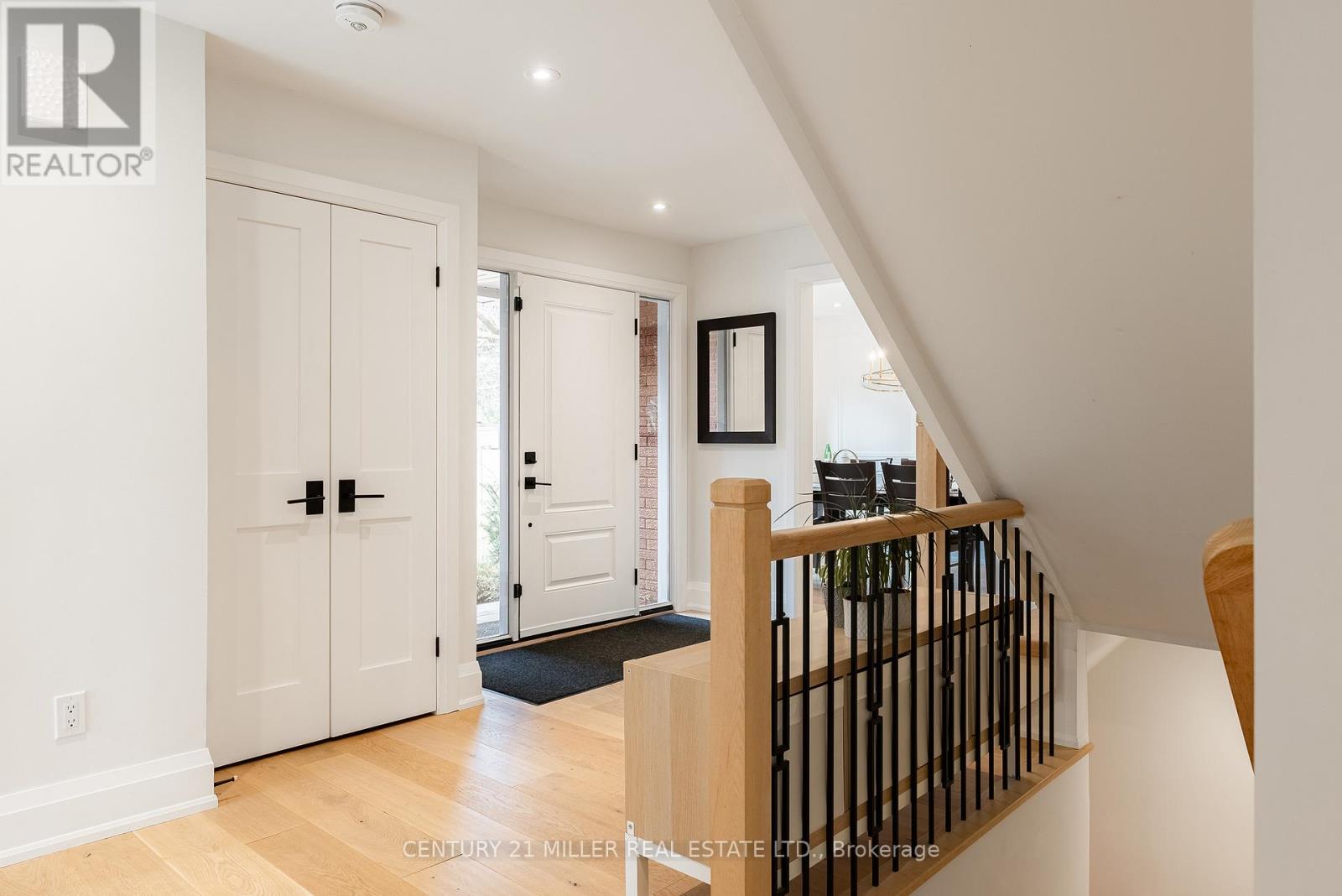 511 Coleen Drive, Oakville, Ontario  L6J 6A4 - Photo 3 - W12977796