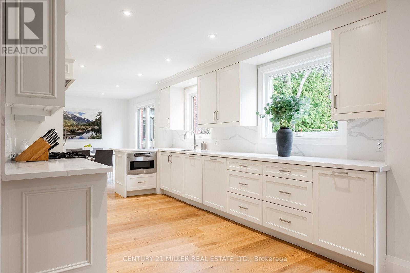 511 Coleen Drive, Oakville, Ontario  L6J 6A4 - Photo 9 - W12977796