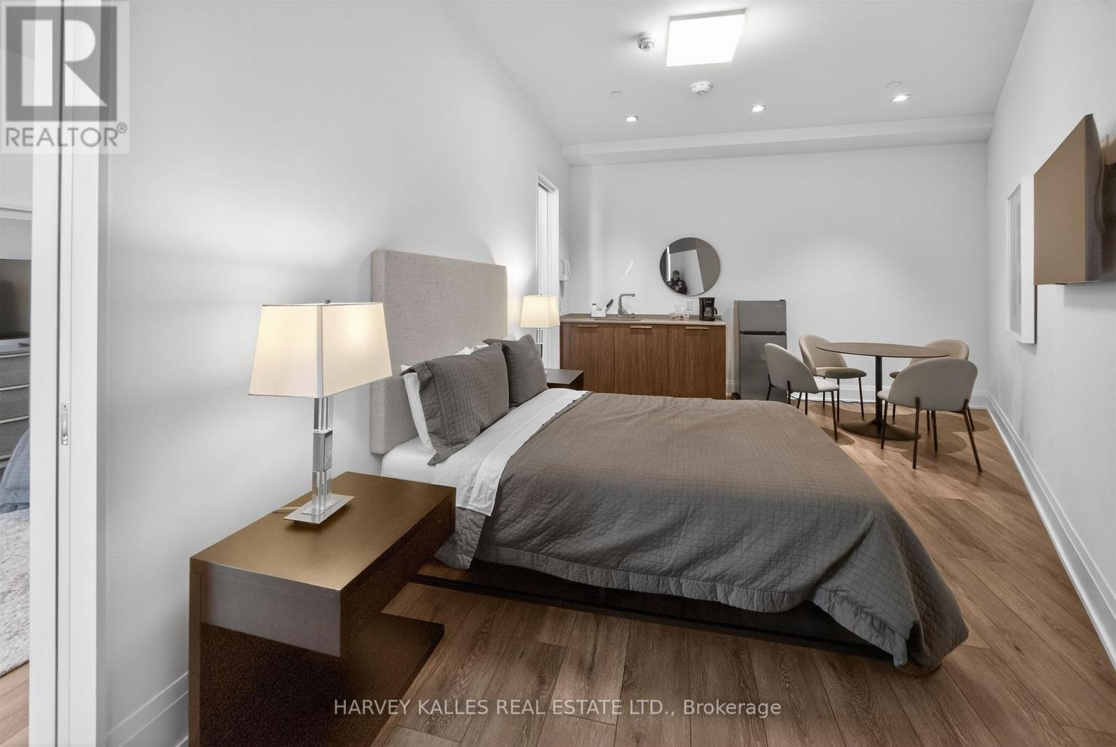 2001 - 20 Brin Drive, Toronto (Edenbridge-Humber Valley), Ontario  M8X 0B2 - Photo 21 - W12977880