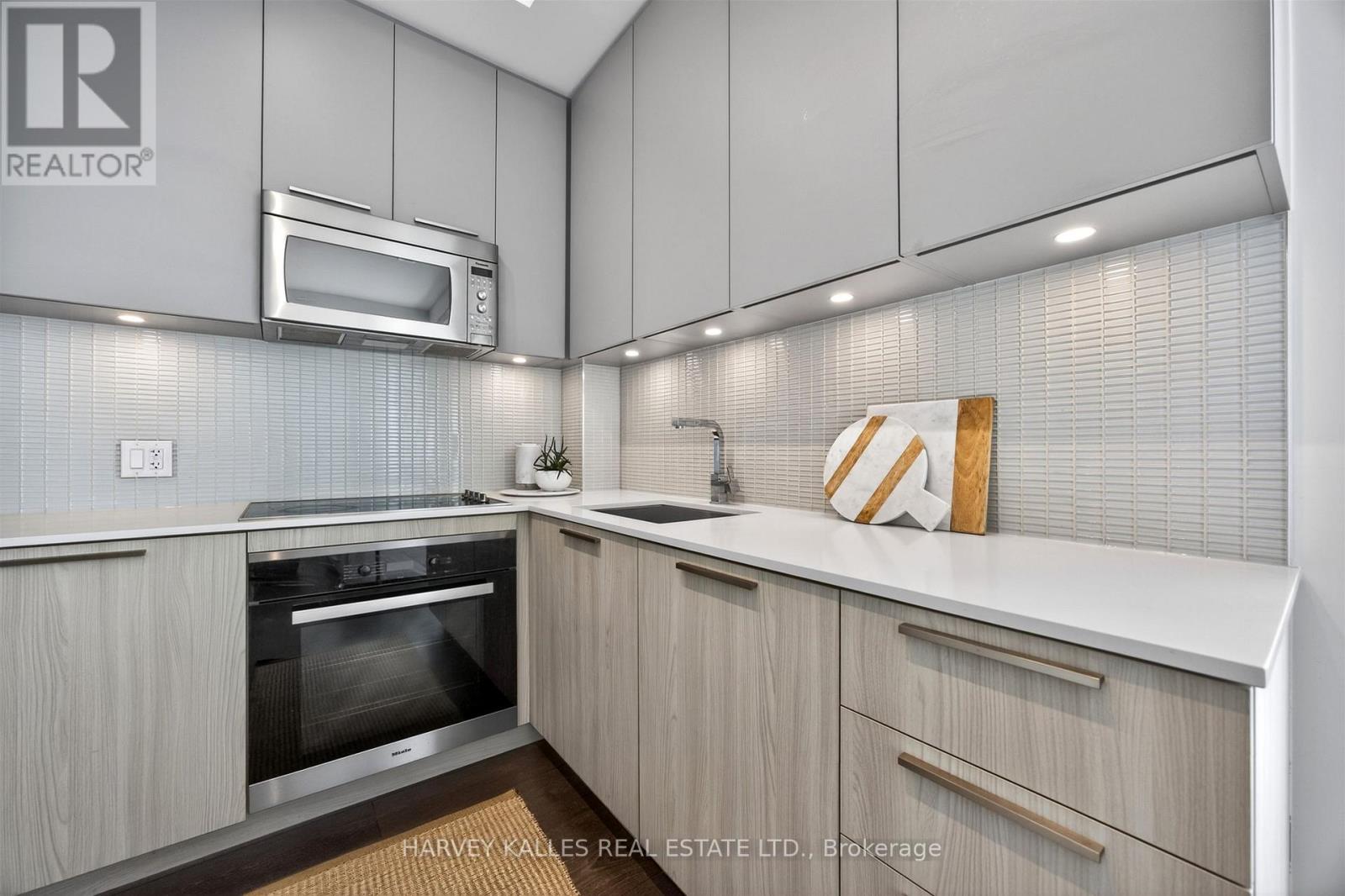 2001 - 20 Brin Drive, Toronto (Edenbridge-Humber Valley), Ontario  M8X 0B2 - Photo 9 - W12977880