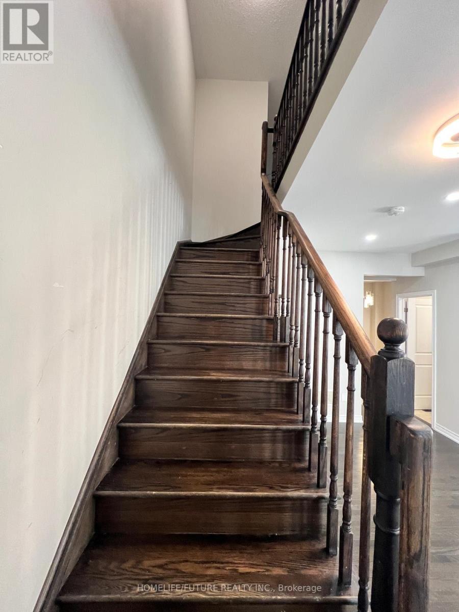 Main & 2nd - 20 Ledger Point Crescent, Brampton, Ontario  L6R 3W3 - Photo 10 - W12917280