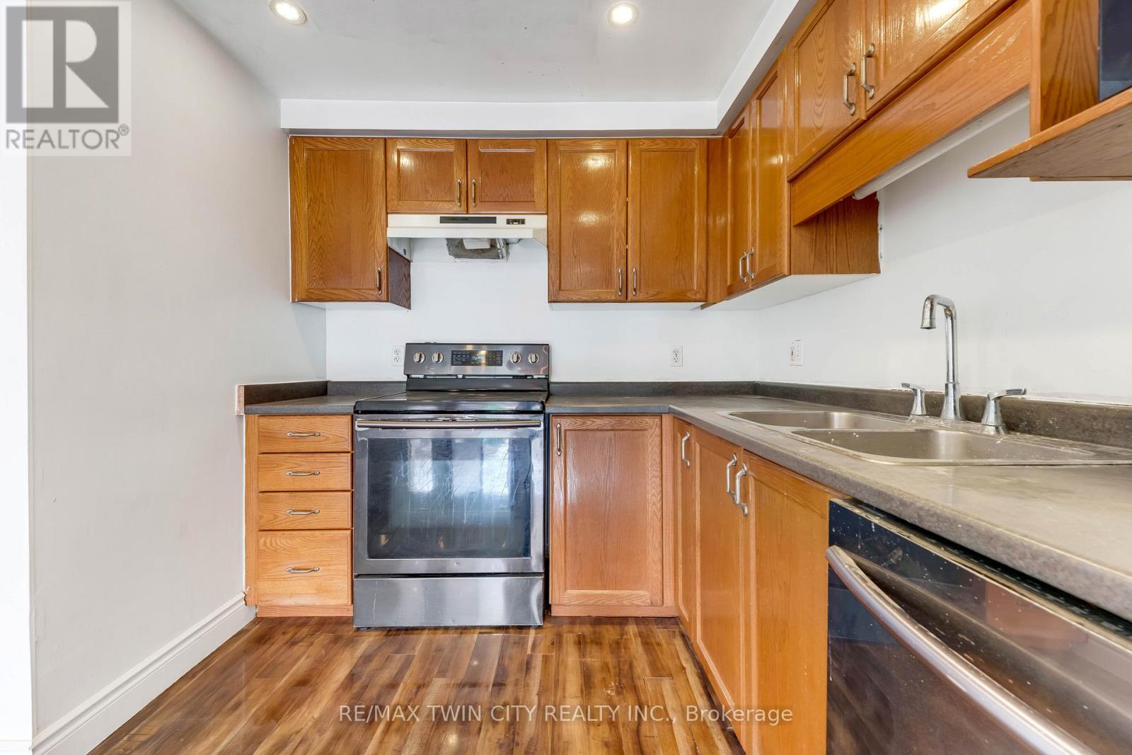 90 Donnenwerth Drive, Kitchener, Ontario  N2E 4C9 - Photo 12 - X12977860