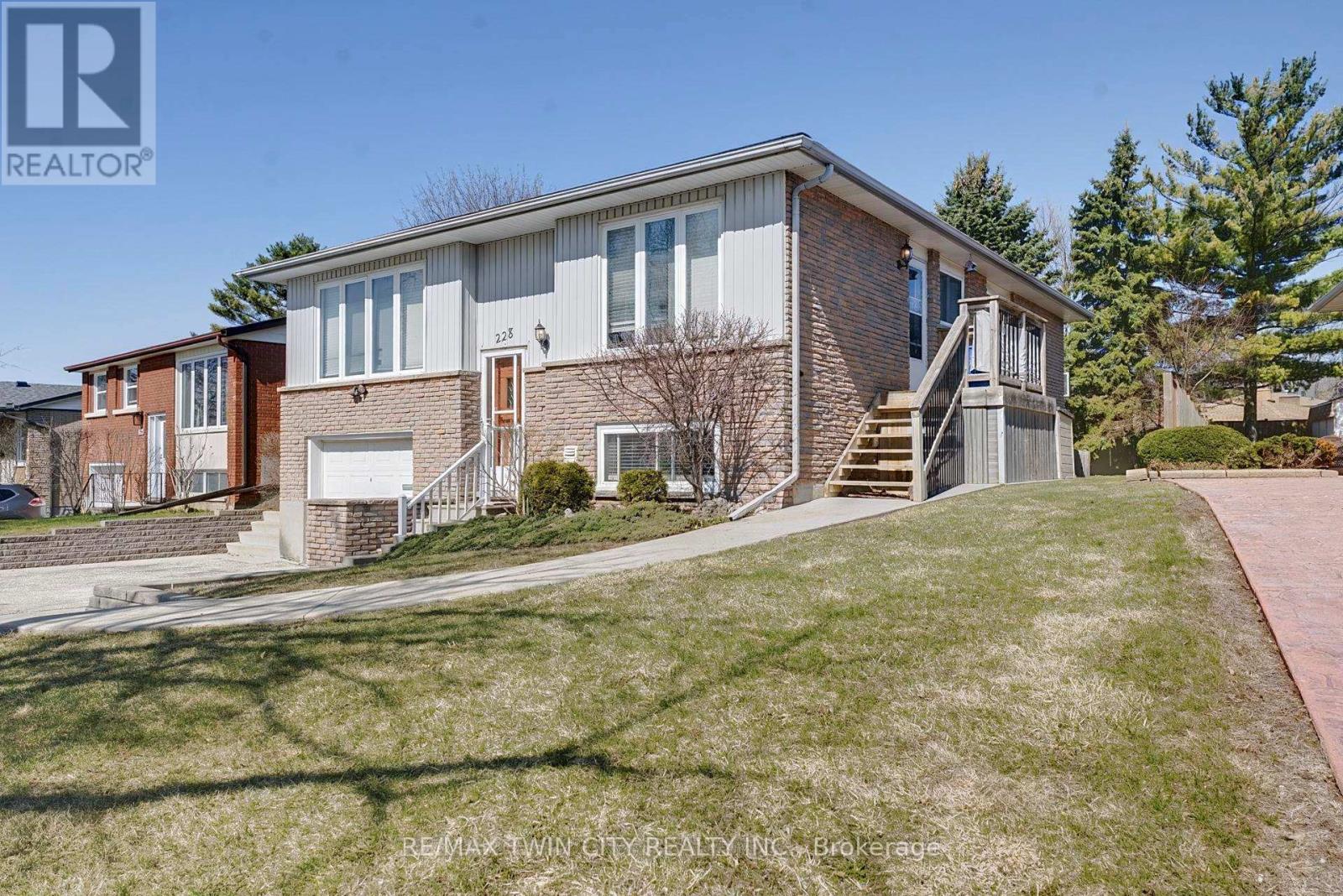 228 Holborn Drive, Kitchener, Ontario  N2A 2E8 - Photo 2 - X12977888