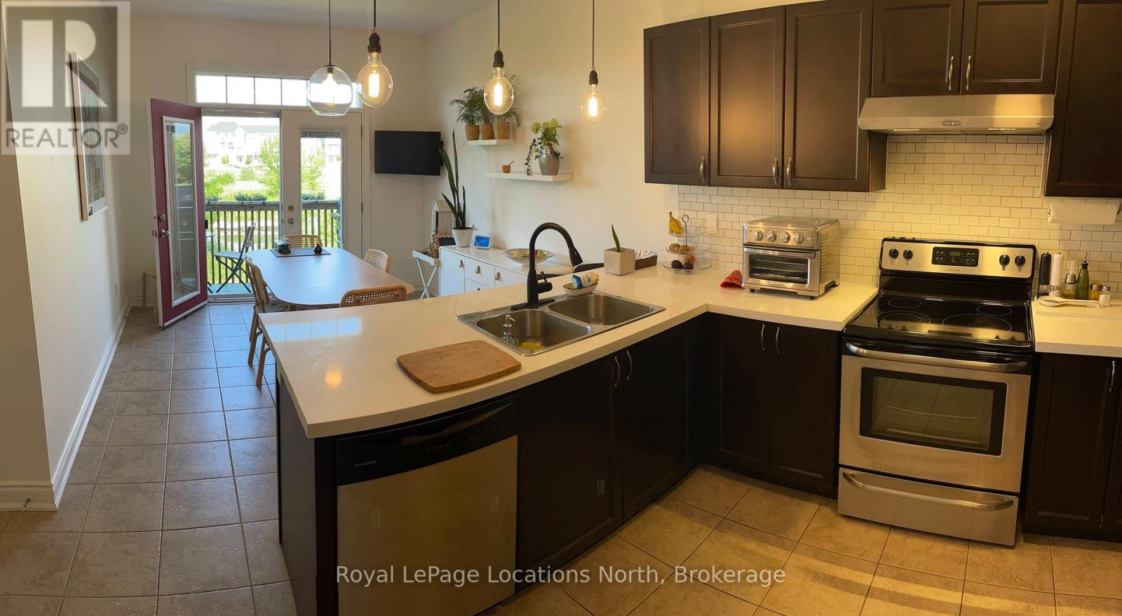 32 Berkshire Avenue, Wasaga Beach, Ontario  L9Z 0G3 - Photo 4 - S12978070