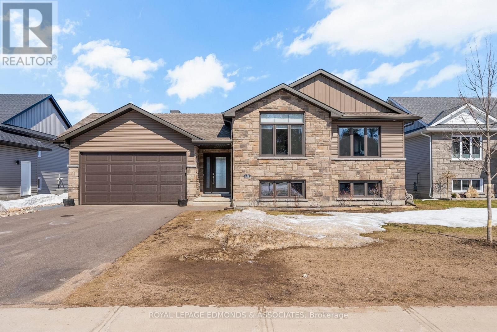 142 Chad Street, Petawawa, Ontario  K8H 0G8 - Photo 2 - X12978084