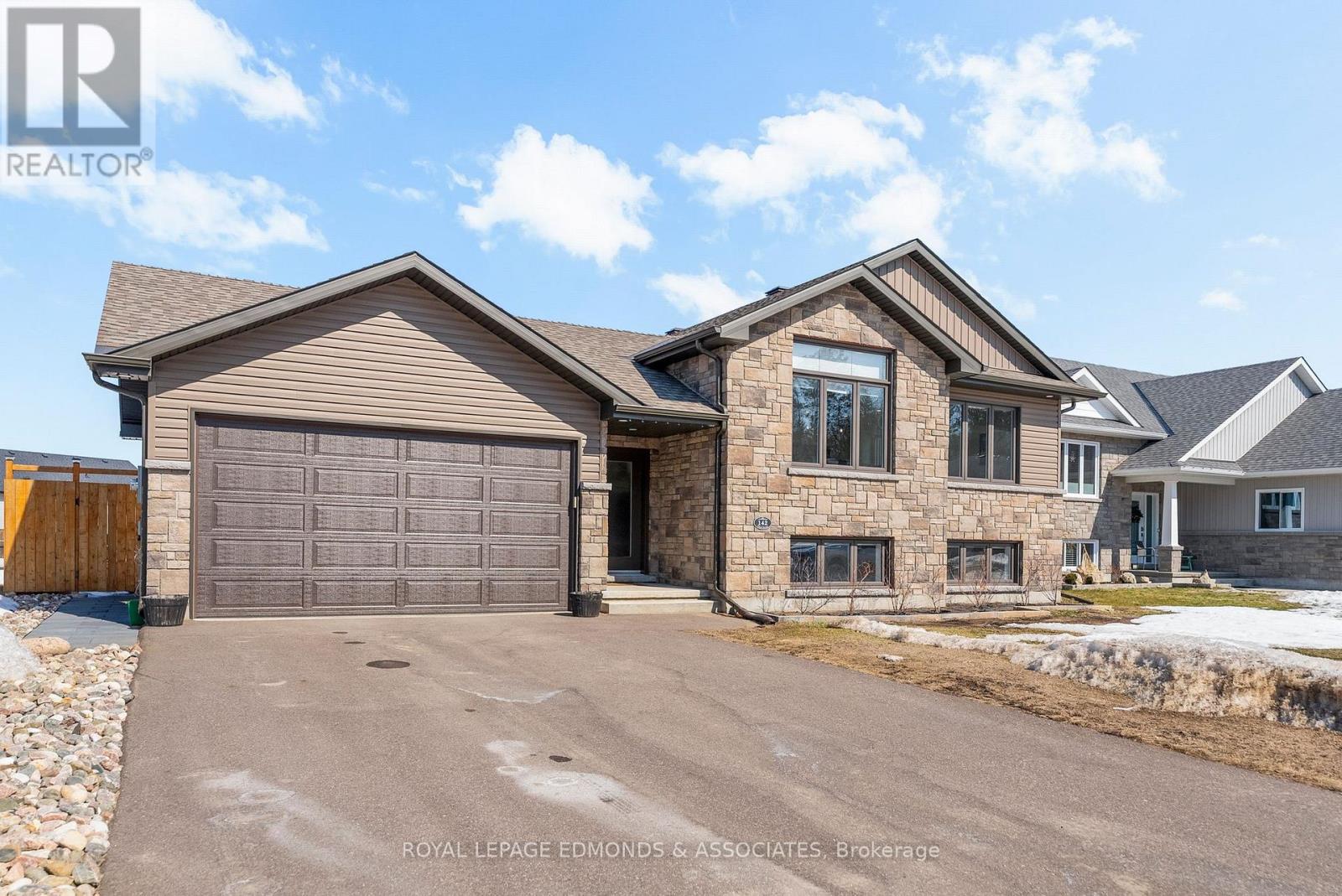 142 Chad Street, Petawawa, Ontario  K8H 0G8 - Photo 3 - X12978084