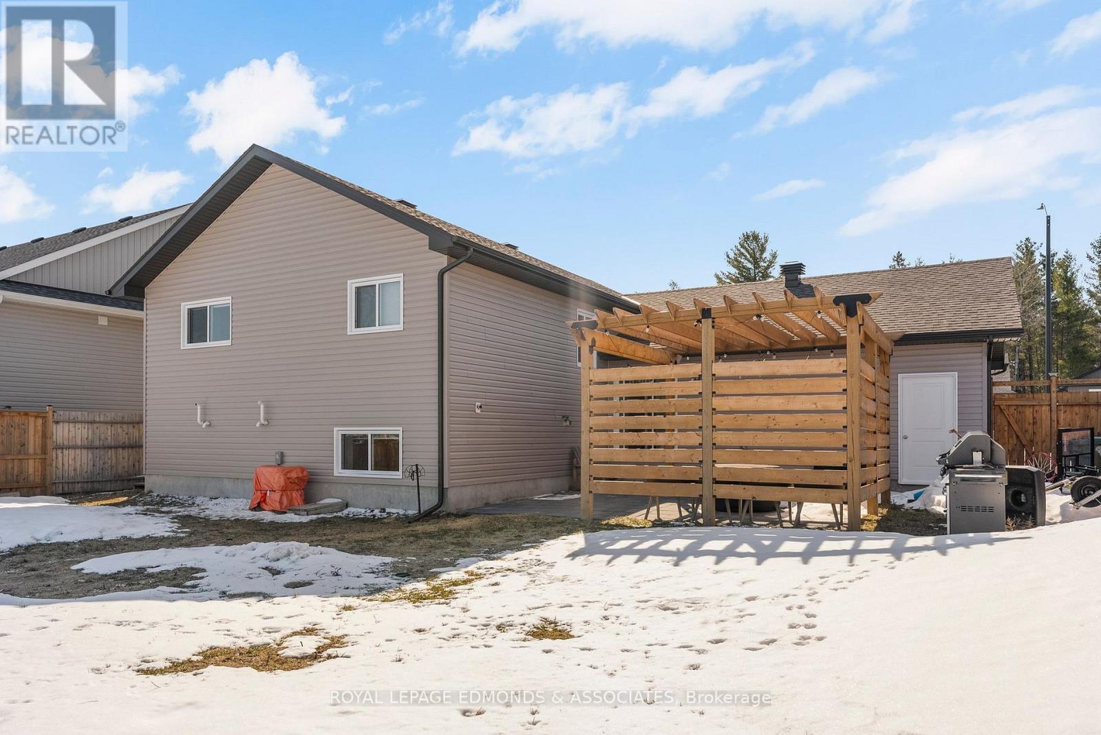 142 Chad Street, Petawawa, Ontario  K8H 0G8 - Photo 35 - X12978084