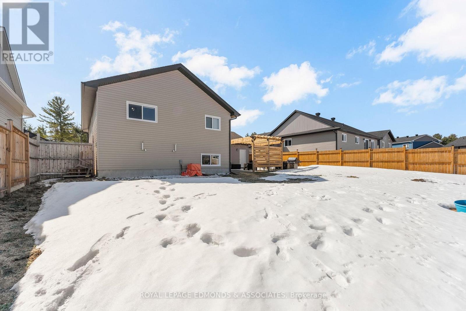 142 Chad Street, Petawawa, Ontario  K8H 0G8 - Photo 37 - X12978084