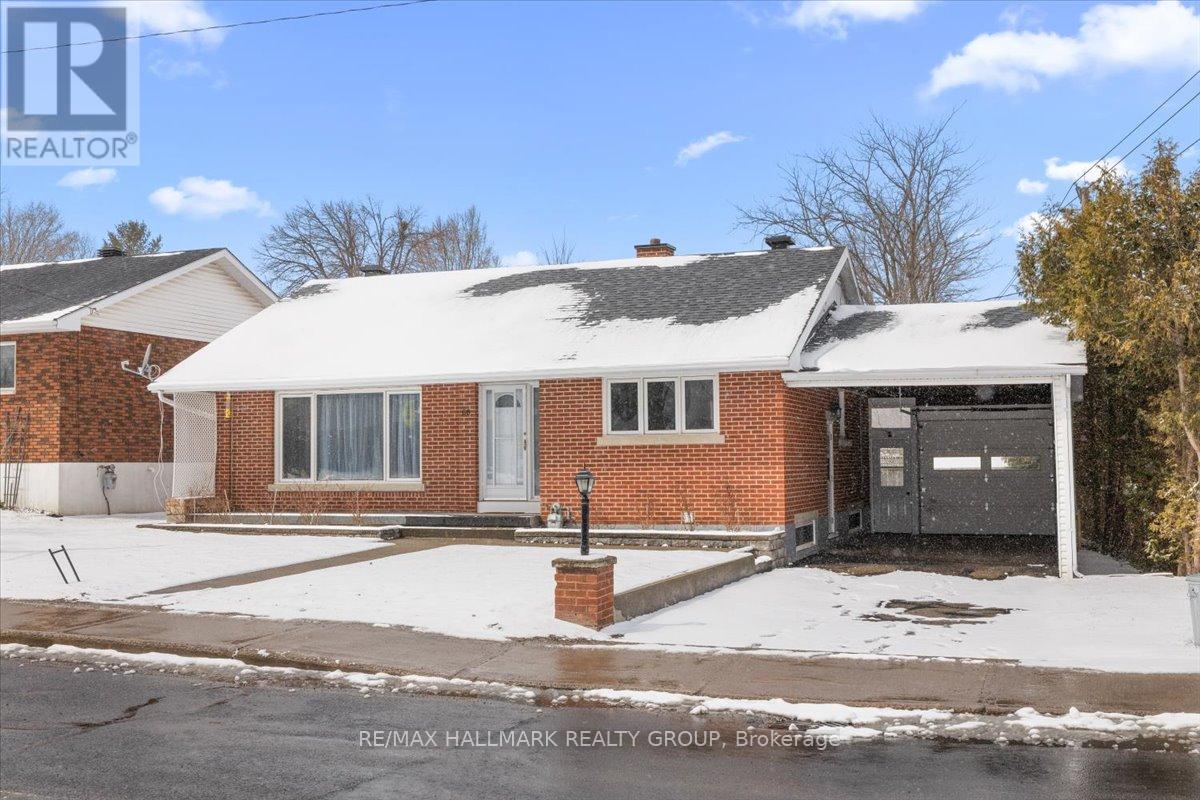 66 Broadview Avenue E, Smiths Falls, Ontario  K7A 3W6 - Photo 3 - X12978004