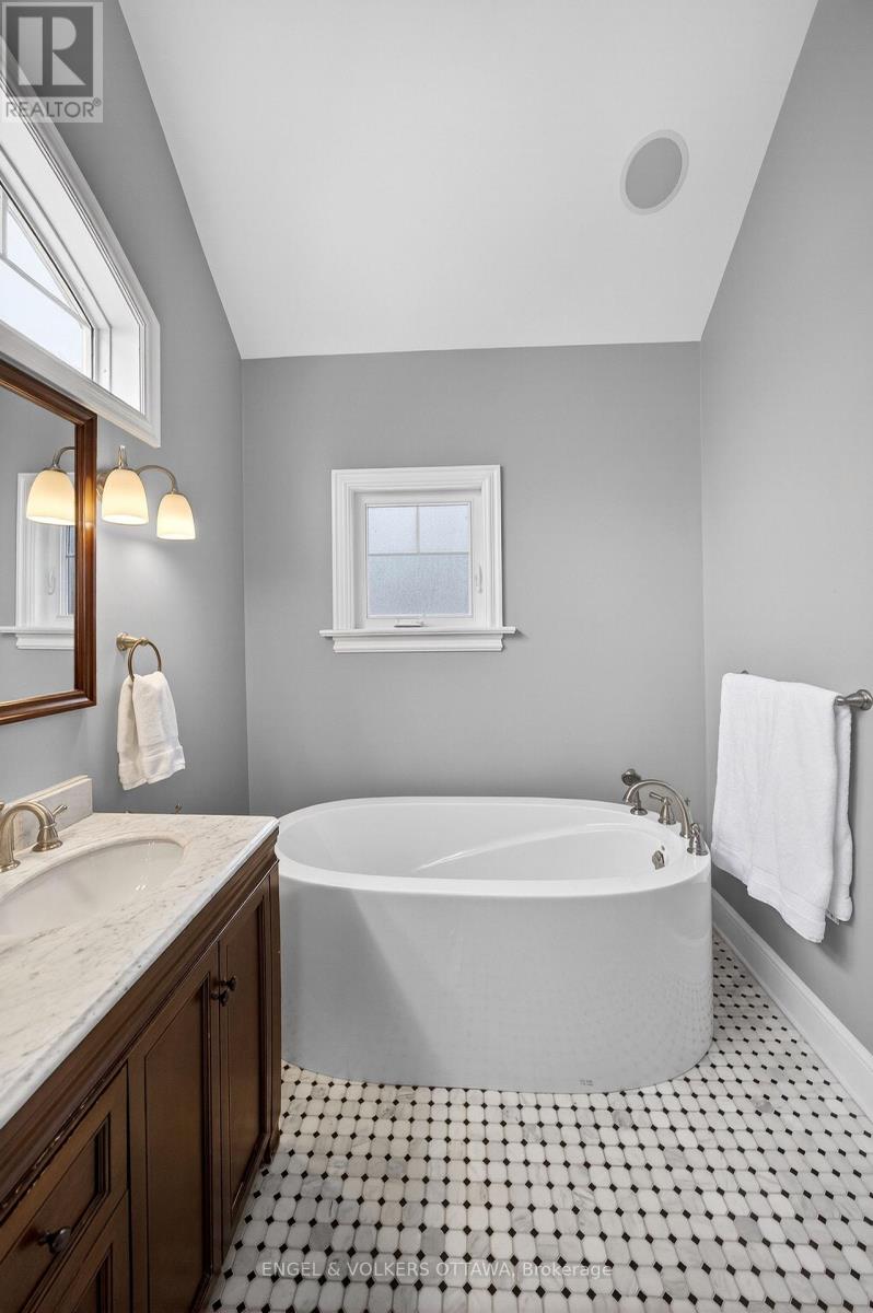 498 Queen Elizabeth Drive, Ottawa, Ontario  K1S 3N4 - Photo 28 - X12978198