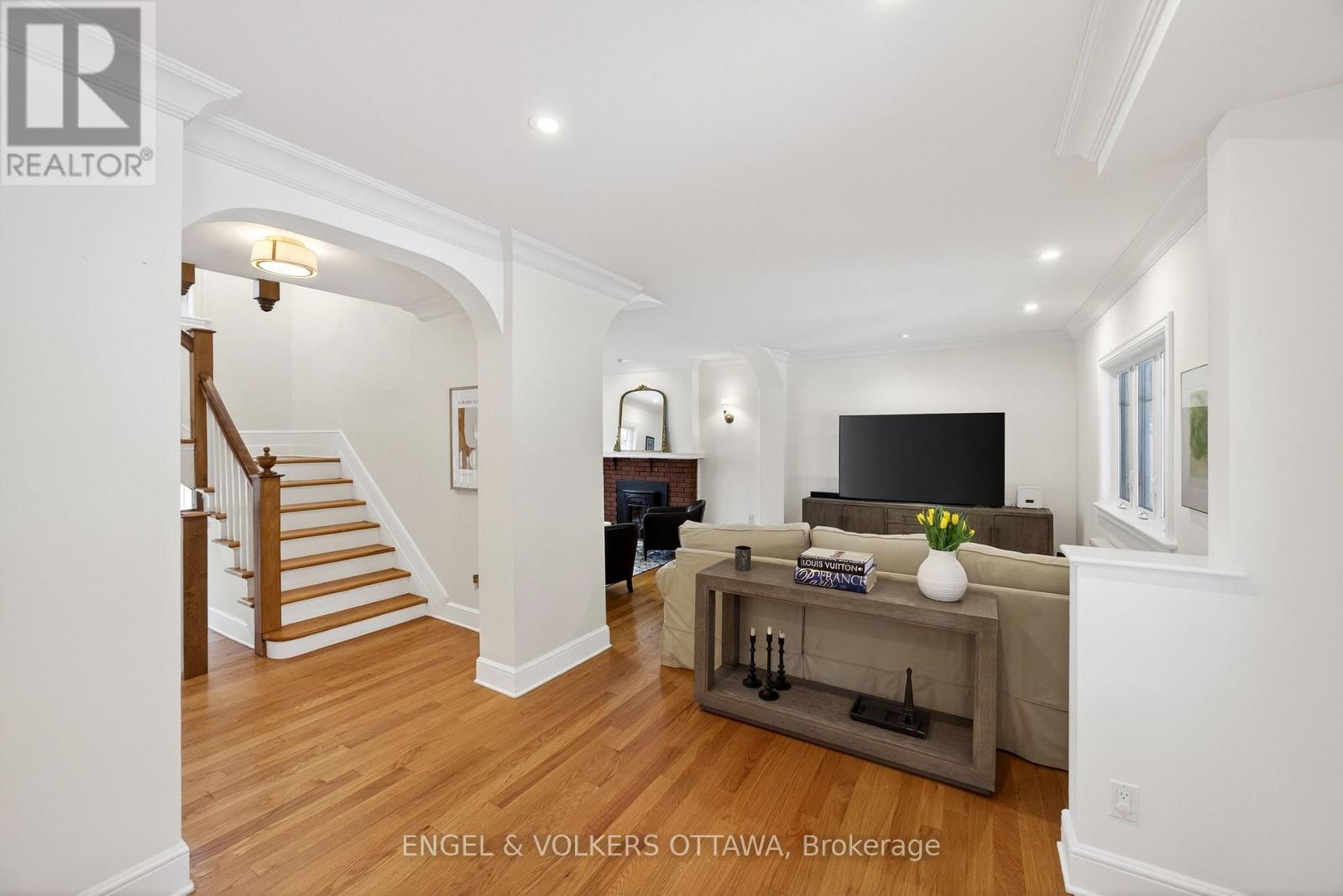 498 Queen Elizabeth Drive, Ottawa, Ontario  K1S 3N4 - Photo 5 - X12978198