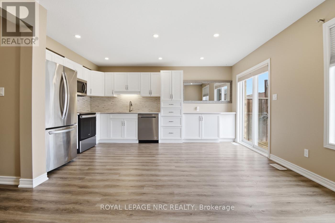 323 Silverwood Avenue, Welland, Ontario  L3C 0C5 - Photo 6 - X12977986