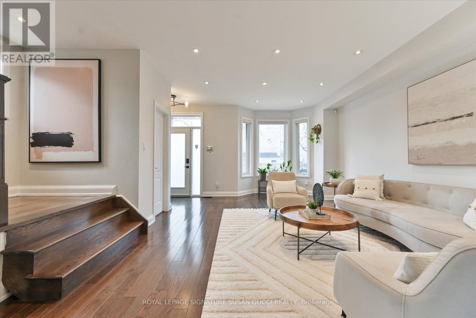 811 Cosburn Avenue, Toronto, Ontario  M4C 2V9 - Photo 5 - E12977922