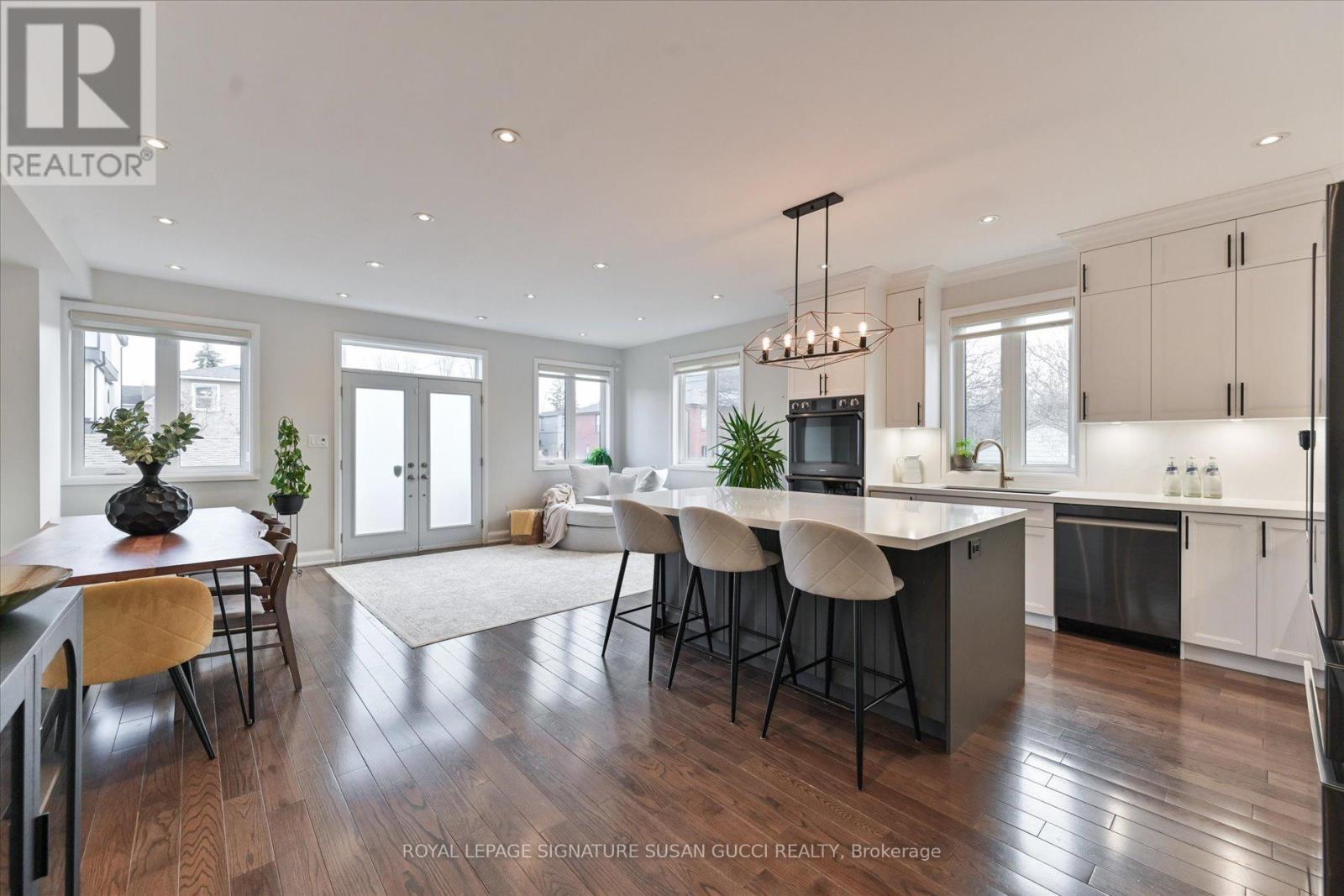 811 Cosburn Avenue, Toronto, Ontario  M4C 2V9 - Photo 9 - E12977922