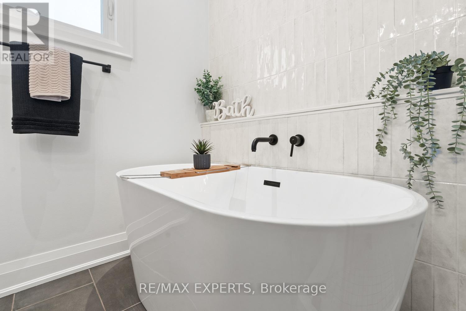 50 Fox Run Lane, Bradford West Gwillimbury (Bradford), Ontario  L3Z 2V1 - Photo 19 - N12977954