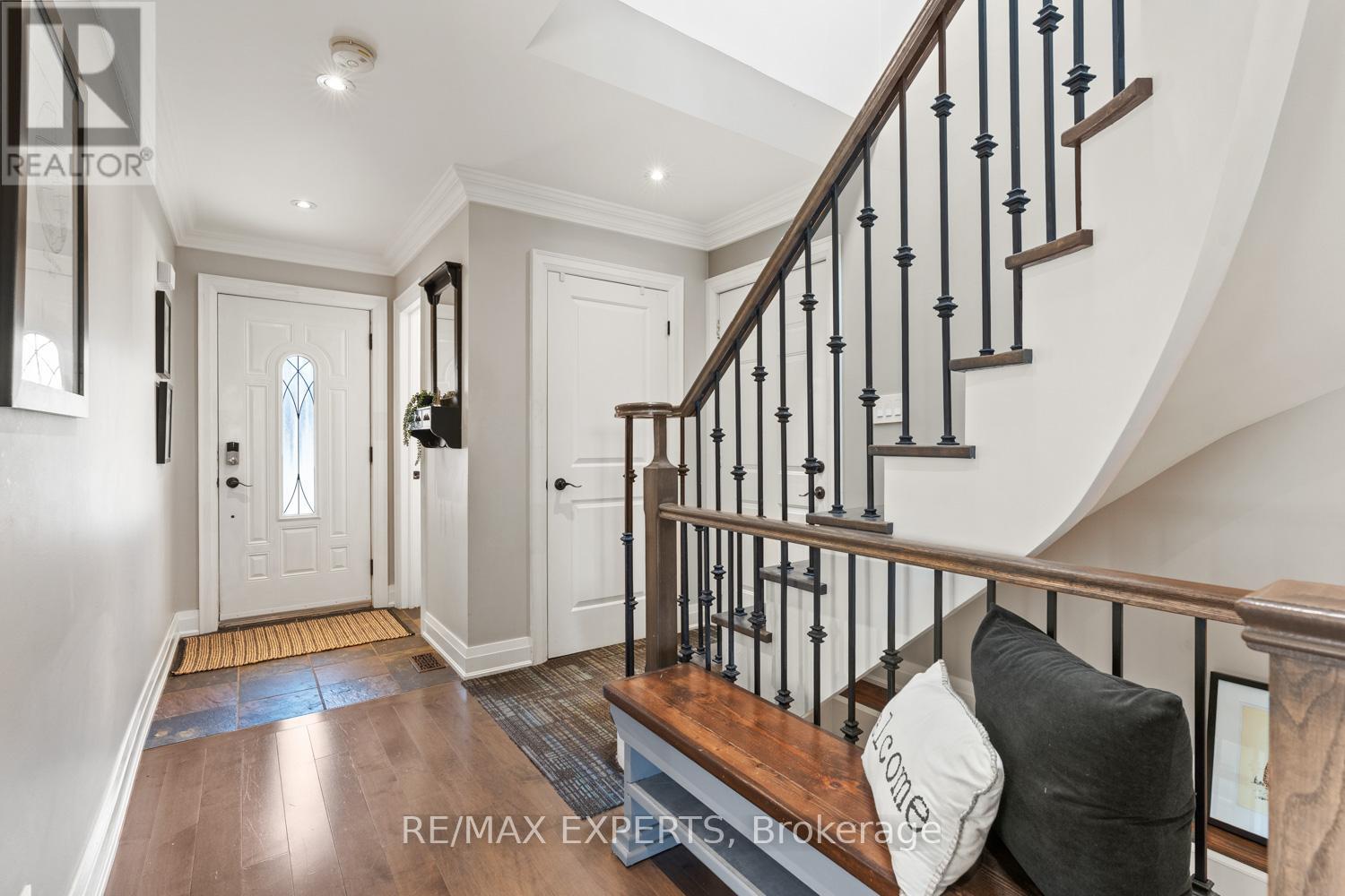 50 Fox Run Lane, Bradford West Gwillimbury (Bradford), Ontario  L3Z 2V1 - Photo 2 - N12977954